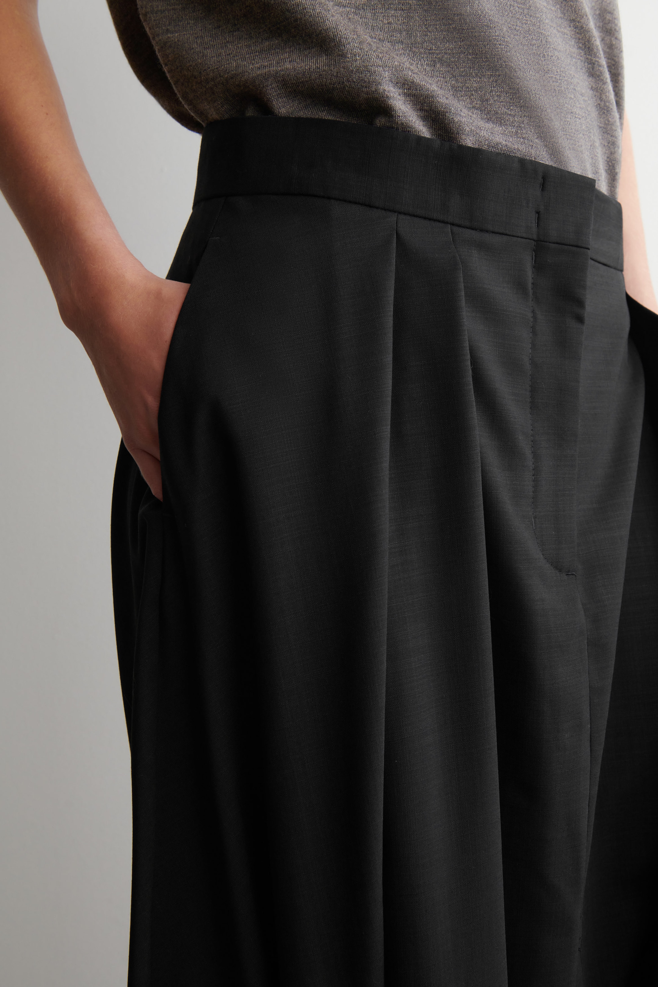 VOLUMINOUS WOOL TROUSERS