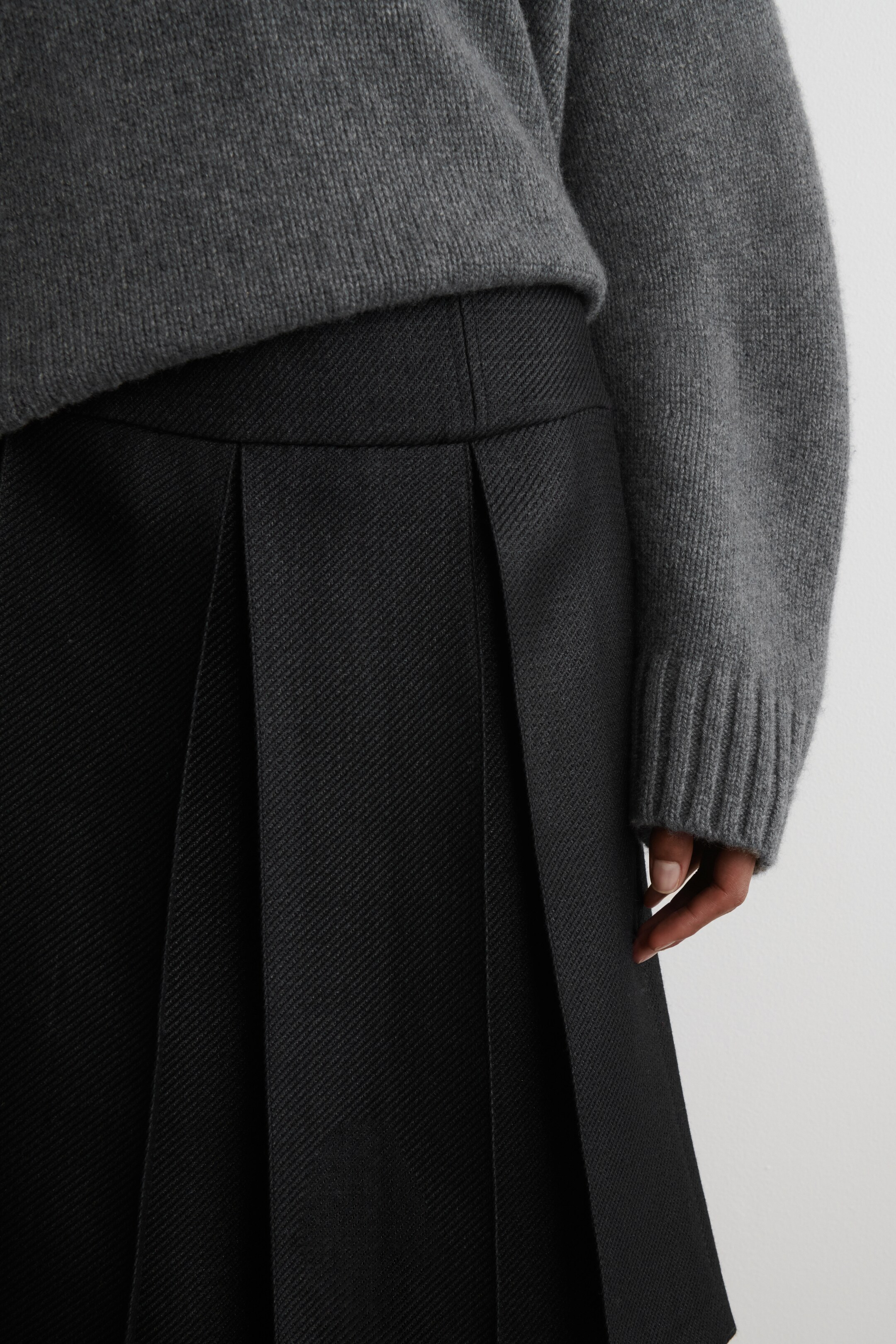 Ingrandisci l'immagine: PLEATED WOOL-BLEND SKIRT - BLACK - DONNA | H&M CH 2