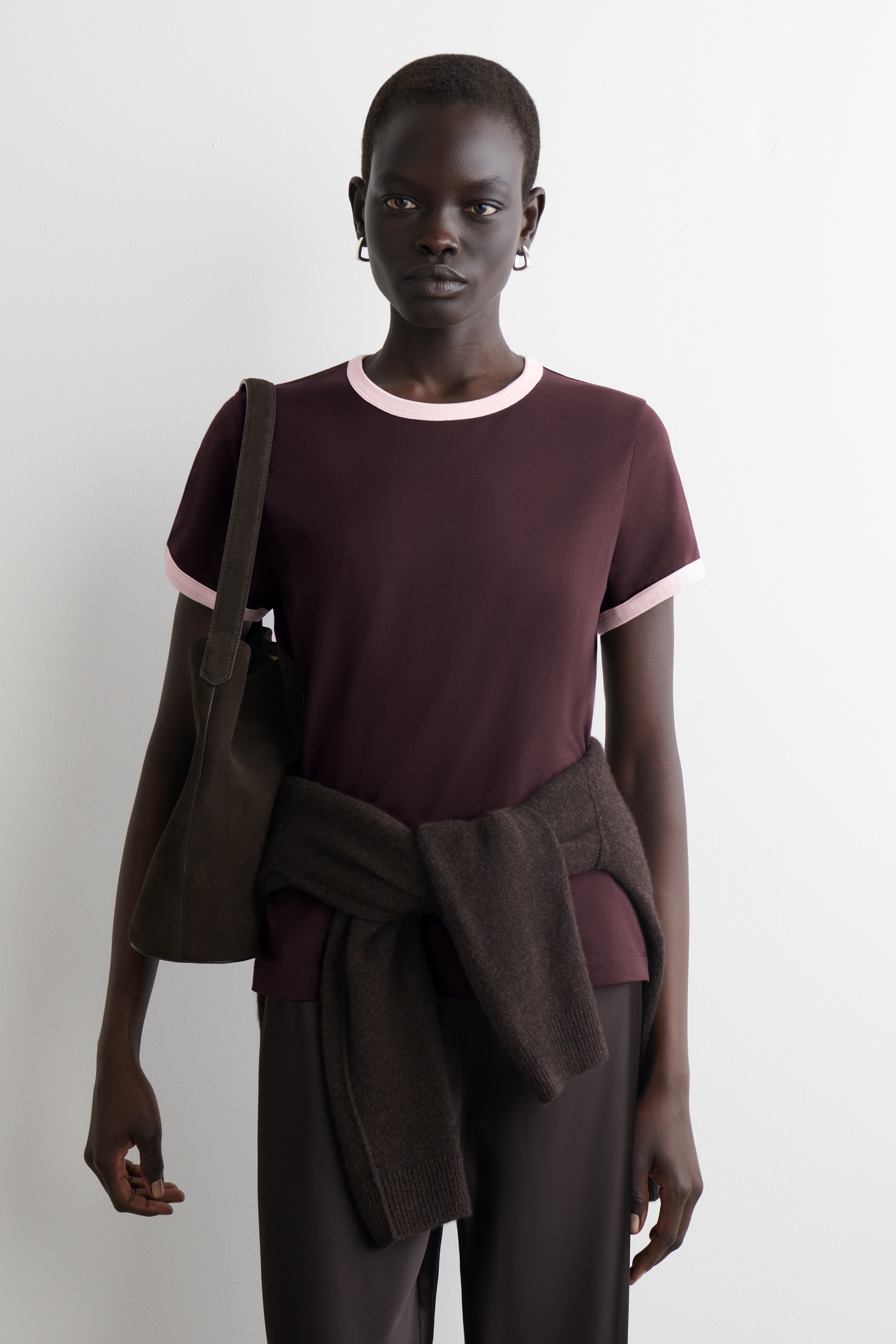 ZMENŠENÉ TRIČKO S KONTRASTNÍM LEMEM - BURGUNDY / CREAM/BÍLÁ / PRUHOVANÁ/TMAVĚ MODRÁ / BÍLÁ/BÍLÁ / HNĚDÁ/ČERNÁ