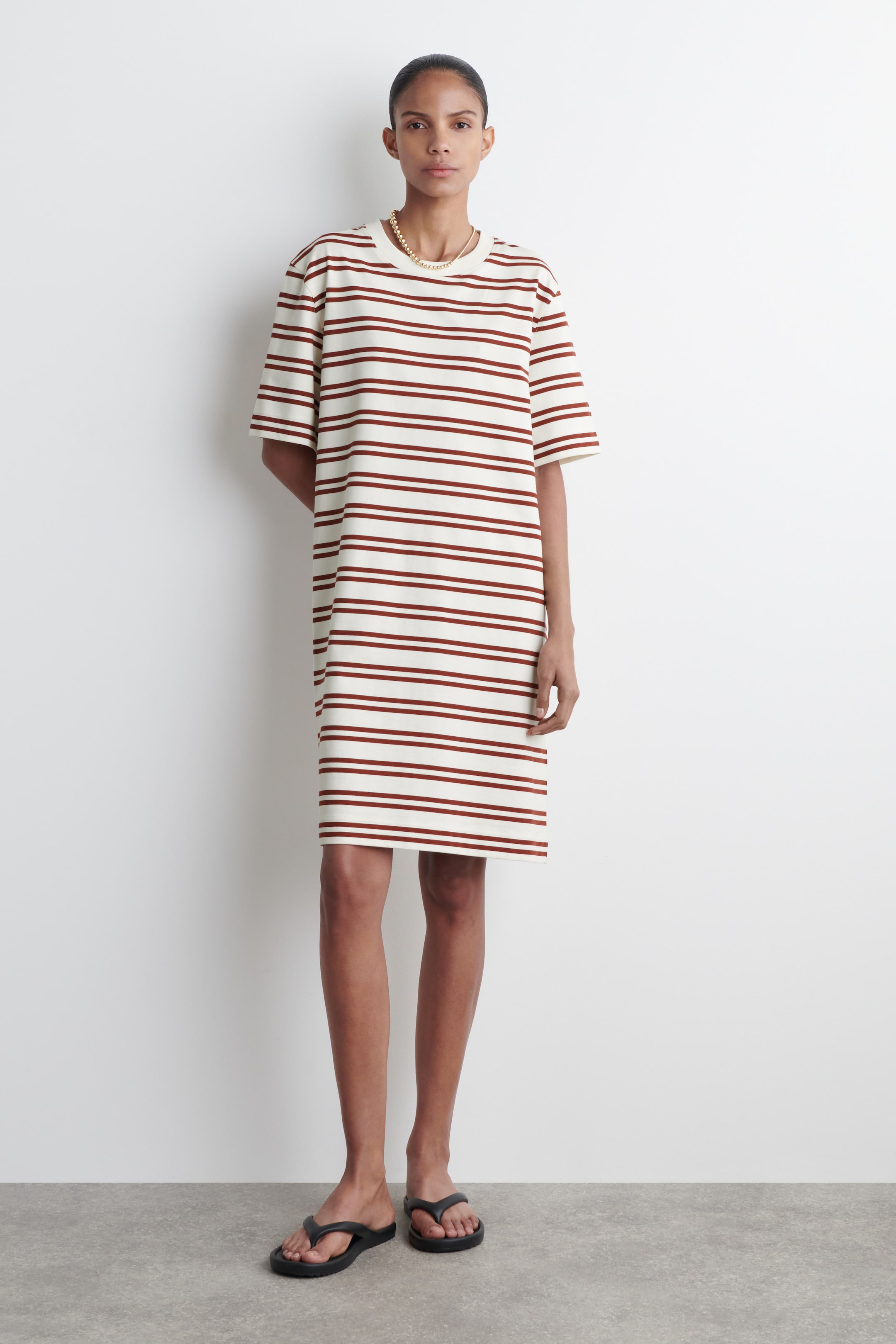 Größeres Bild ansehen: COTTON MINI T-SHIRT DRESS - WHITE / RED / STRIPED - Ladies | H&M DE 1