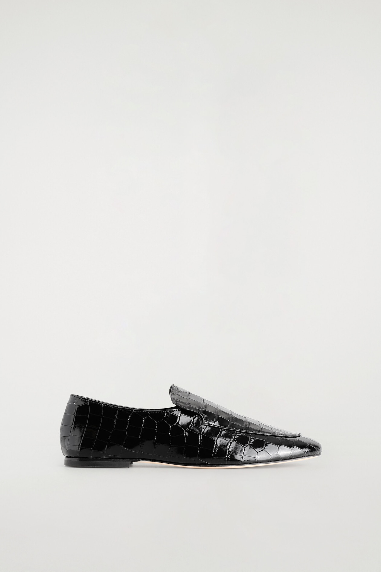 CROC-EFFECT LEATHER LOAFERS — BLACK / CROC EFFECT