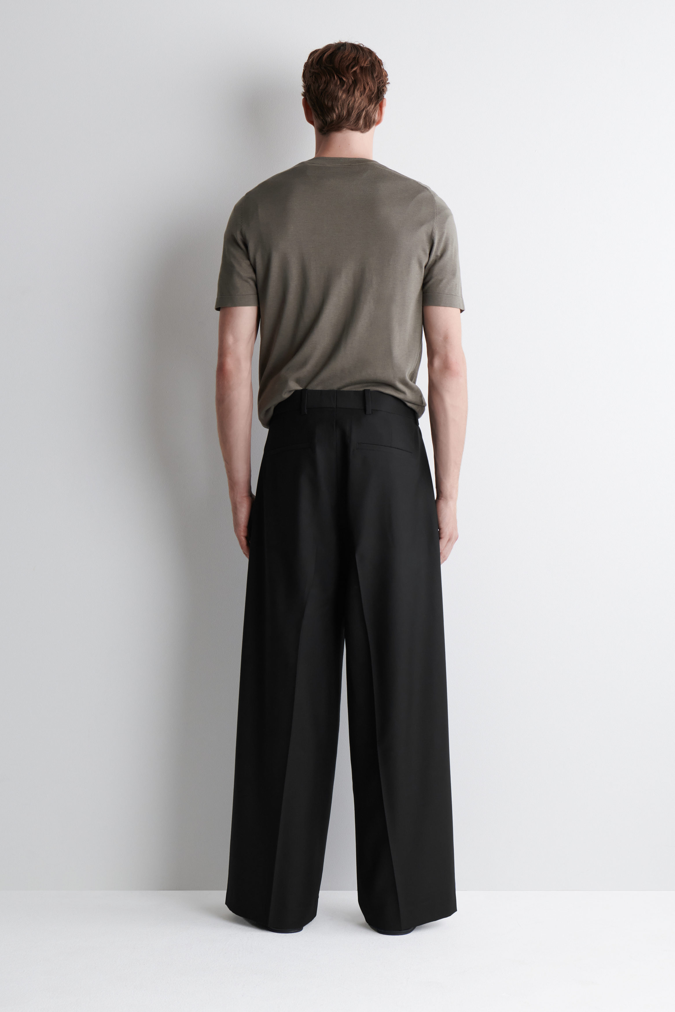 パンツ Theory Pantalone A Gamba Larga Con Pieghe PANTALONI A GAMBA LARGA IN LANA CON PIEGHE - NERO | COS