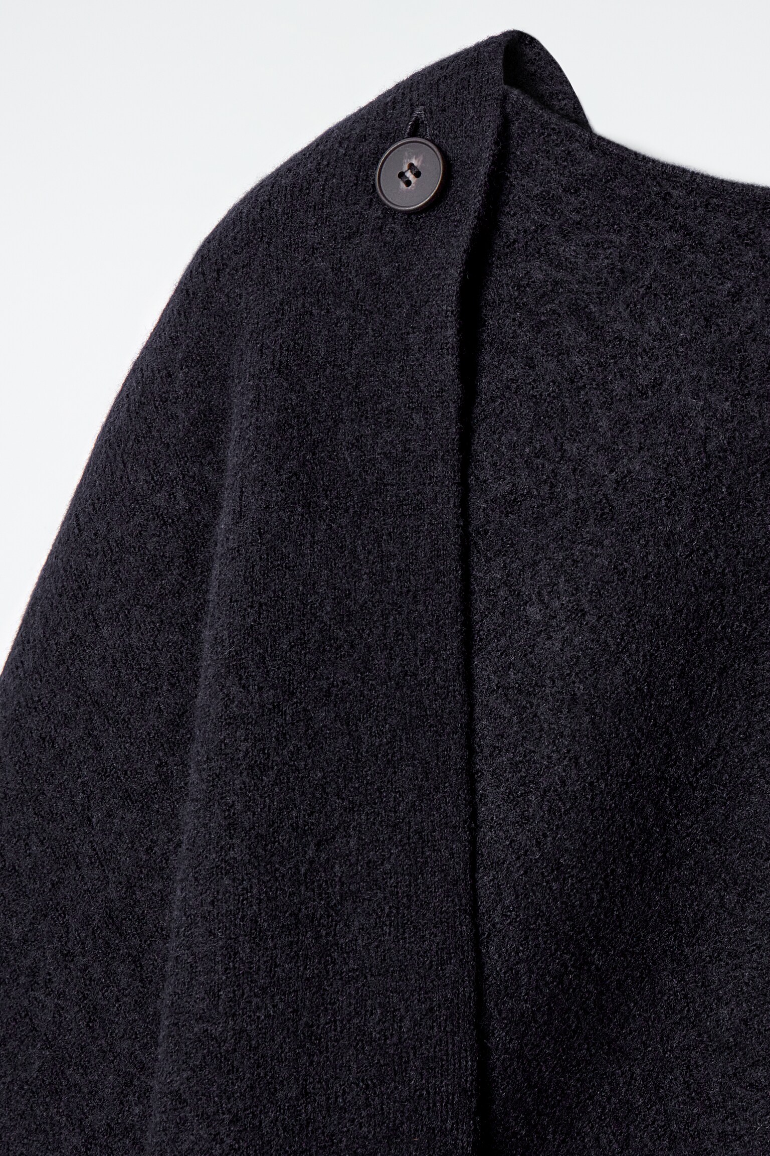 כְּתָפִית צֶמֶר עִם פְּרָטִי צוֹעֵף - כחול כהה - 2