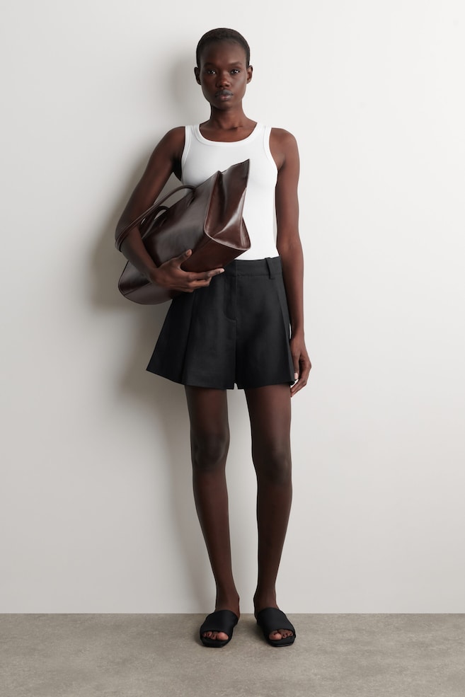 PLEATED BELTED LINEN SHORTS — BLACK