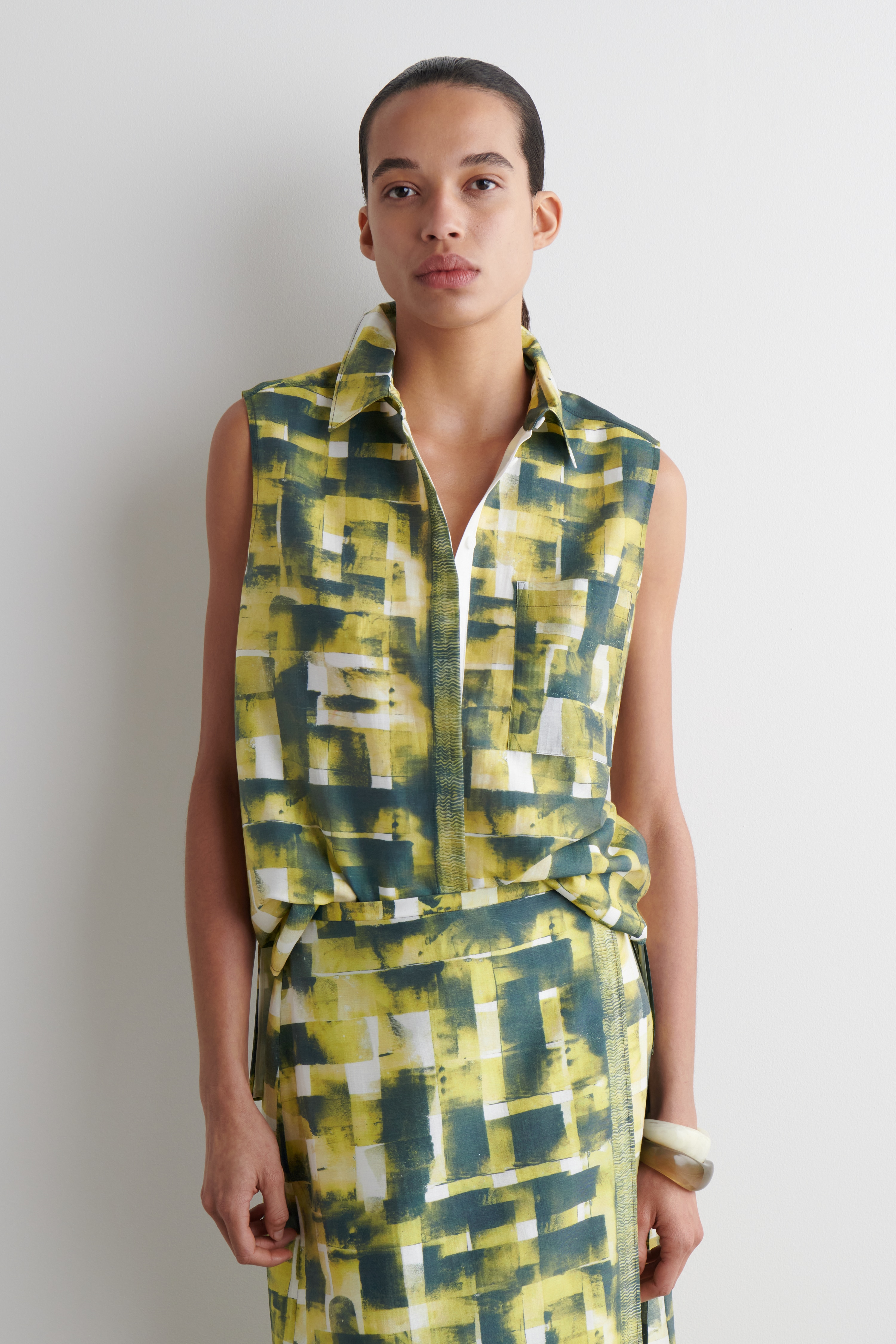 ÄRMELLOSES HEMD MIT PRINT - GELB/GRÜN/PRINT