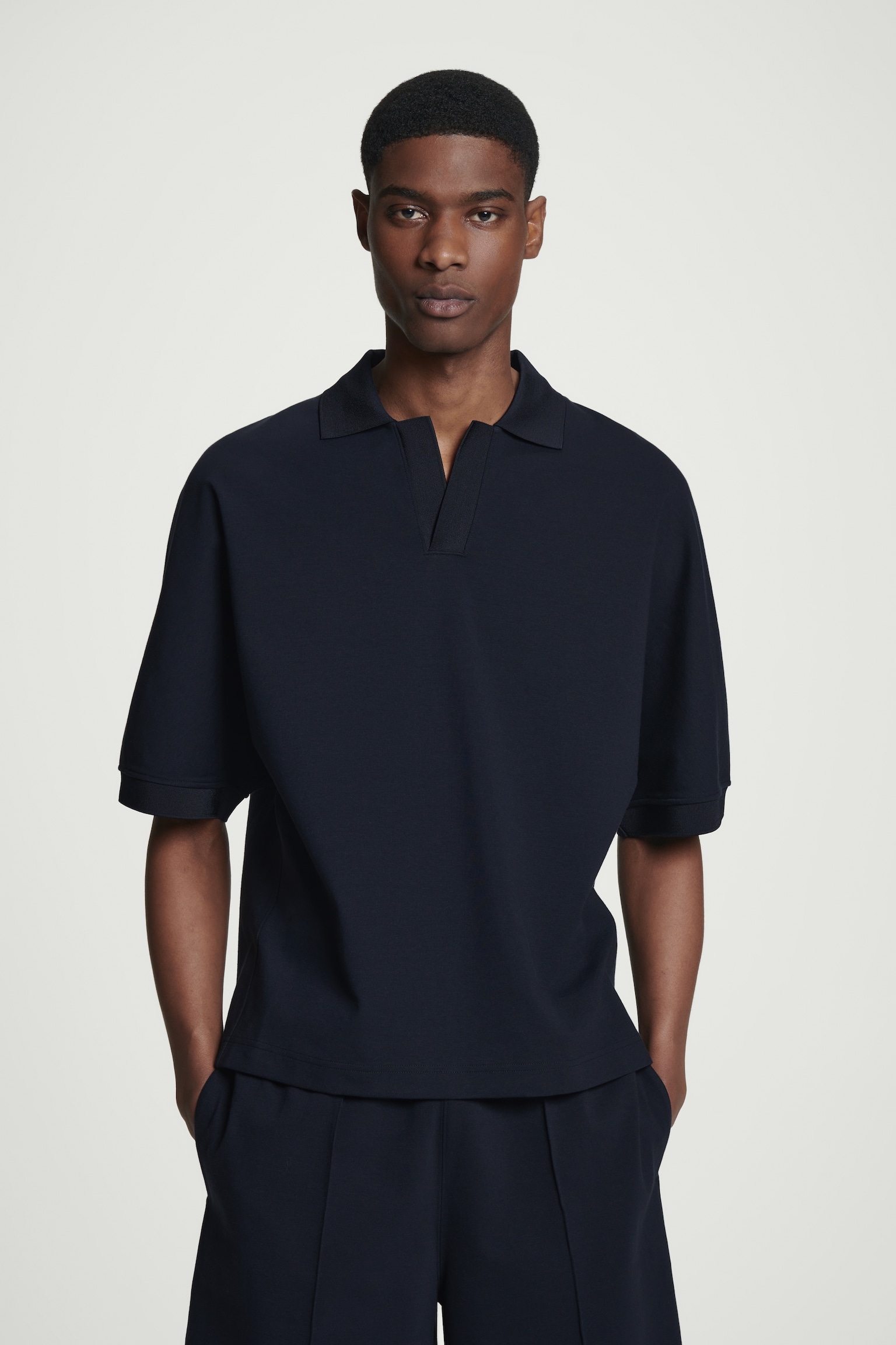 POLO À COL OUVERT EN JERSEY MERCERISÉ - BLEU MARINE