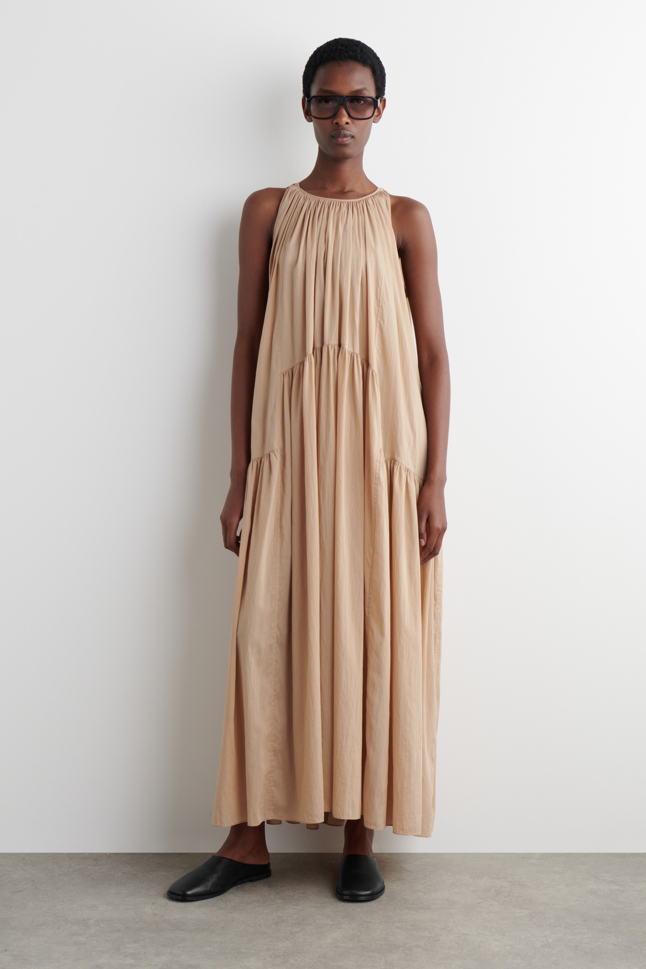 Visualizza immagine più grande: ABITO MAXI ARRICCIATO CON SCOLLO ALL'AMERICANA - BEIGE - DONNA | H&M IT 1
