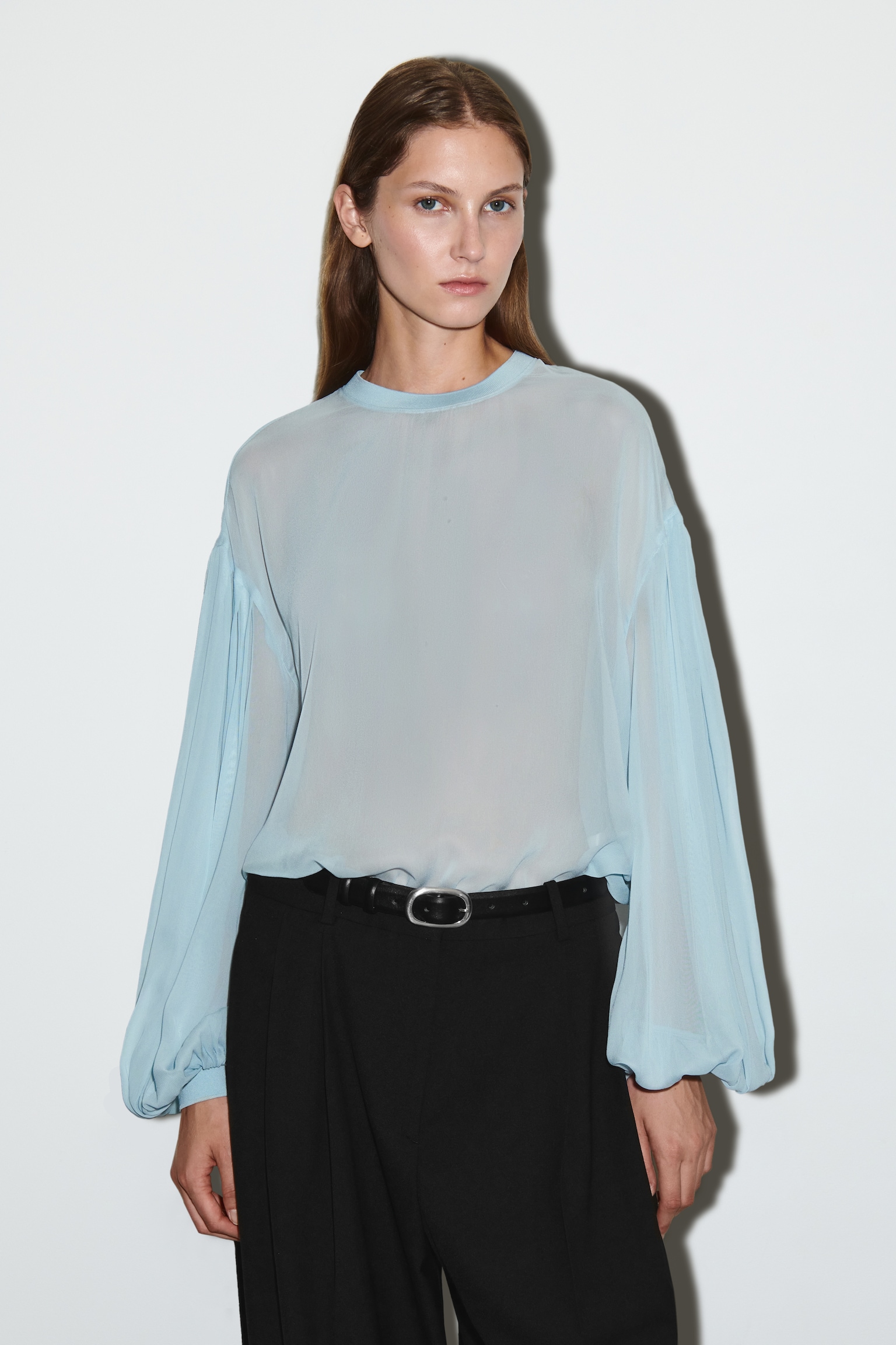 TRANSPARENTE BLUSE MIT BALLONÄRMELN - HIMMELBLAU/DUNKELROT