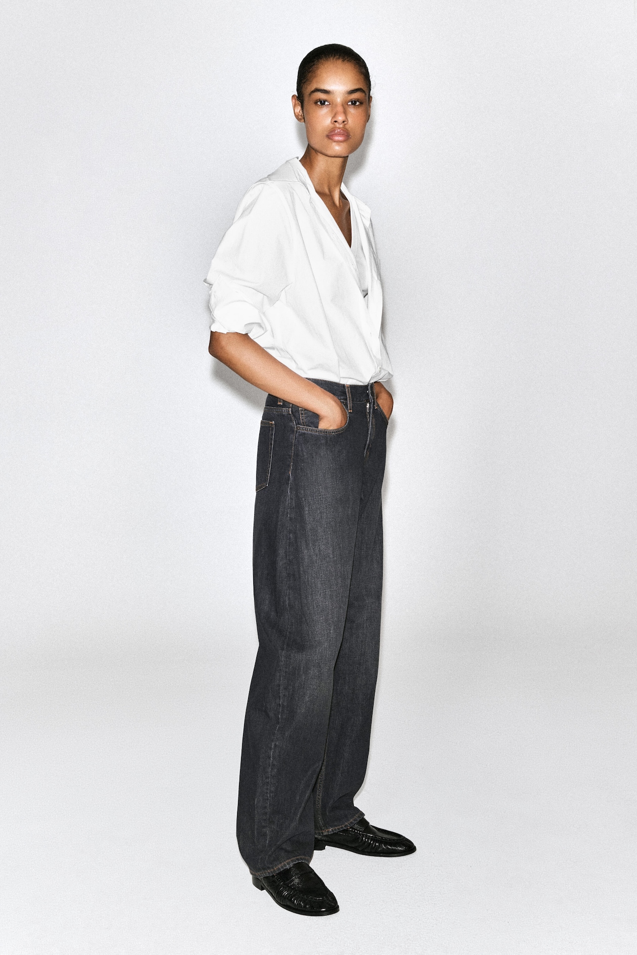 INLET CURVED-LEG JEANS — DARK GRAY