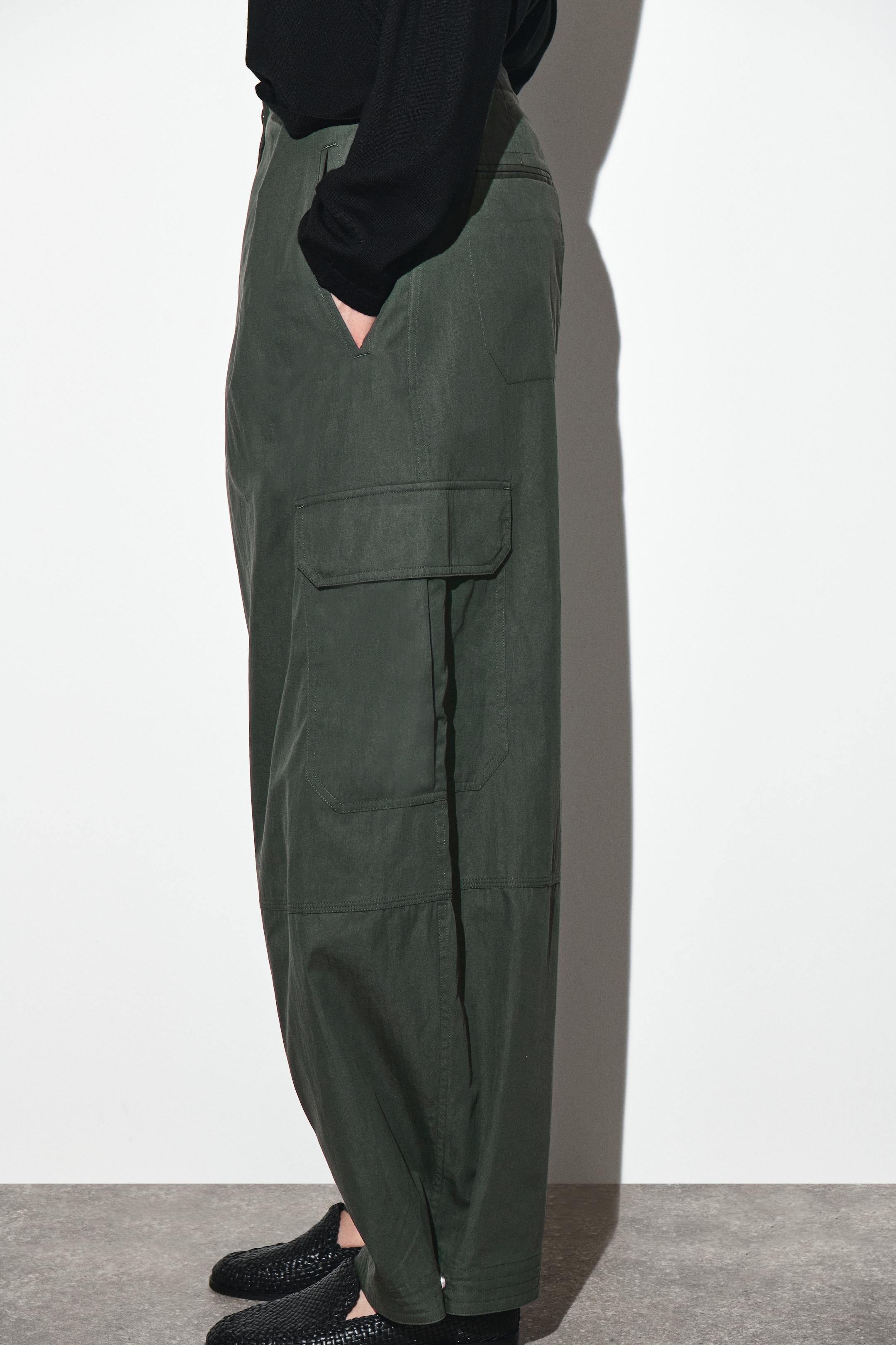 Ingrandisci l'immagine: UTILITY BARREL-LEG TROUSERS - DARK GREEN - DONNA | H&M CH 3
