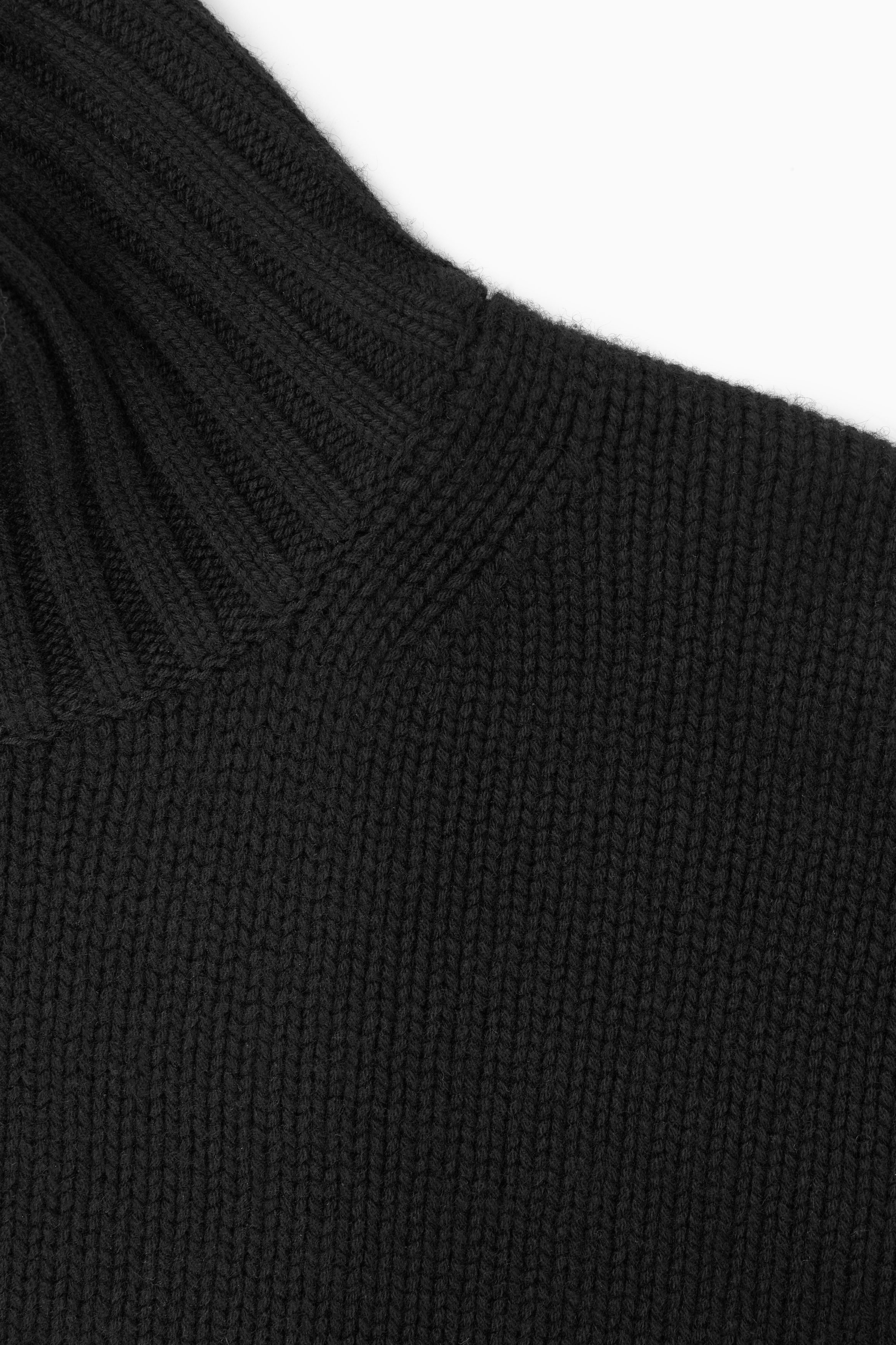 CHUNKY PURE CASHMERE TURTLENECK JUMPER - BLACK | COS
