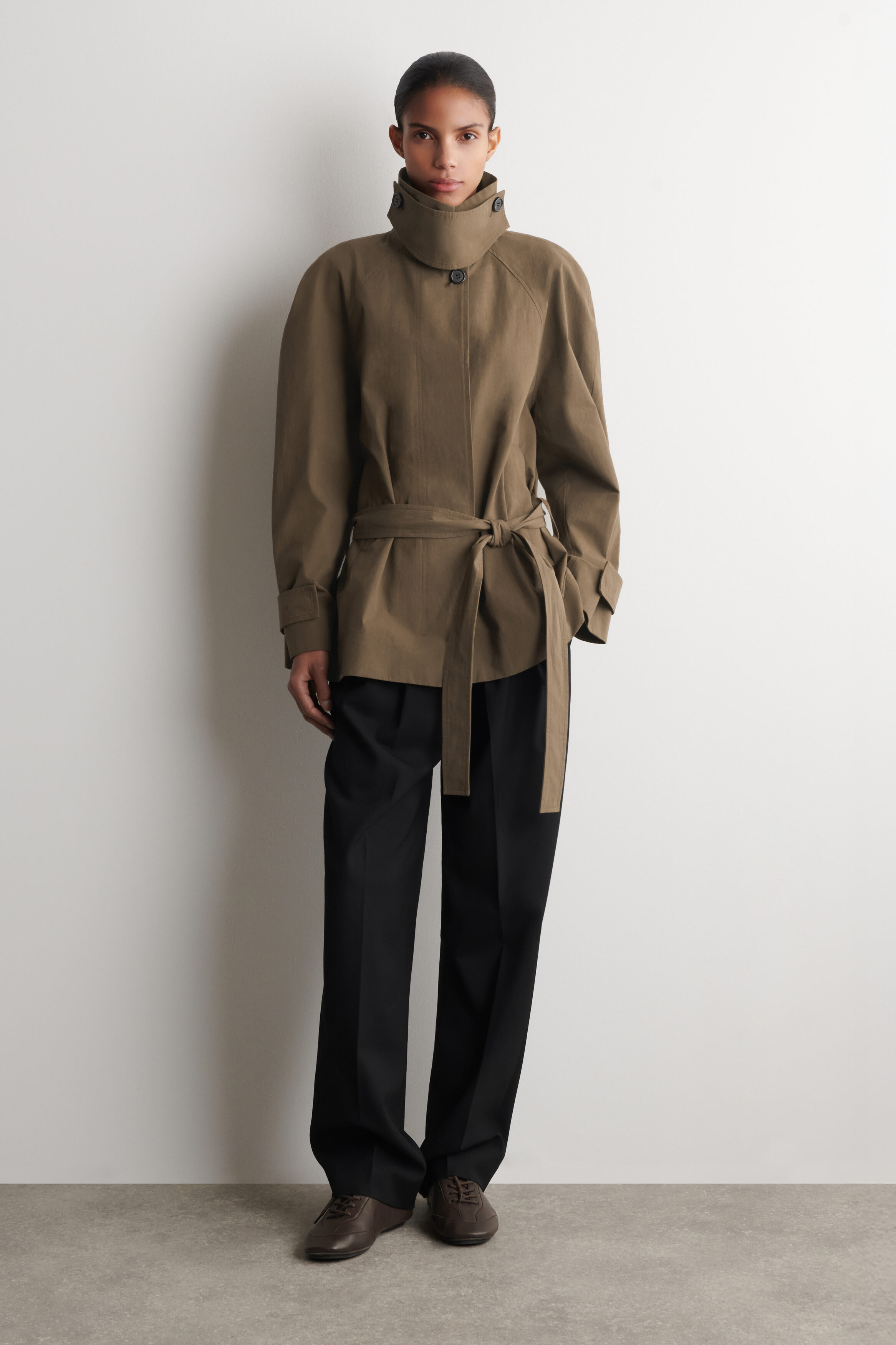 BELTED COTTON SHORT TRENCH COAT - BROWN | COS US