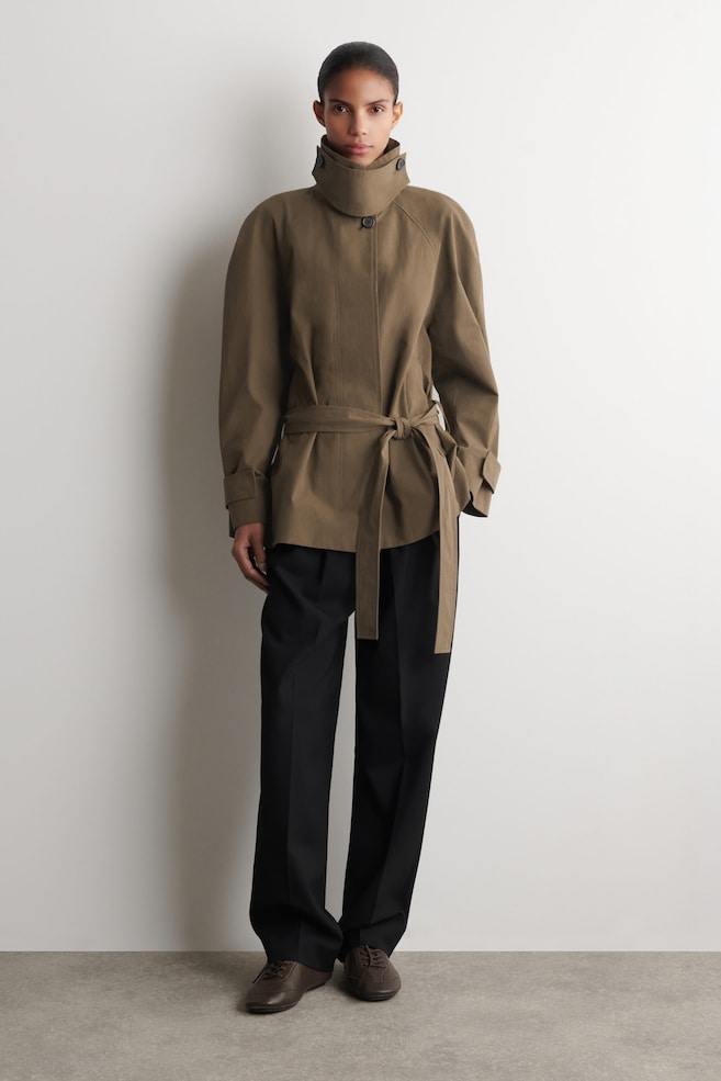 BELTED COTTON SHORT TRENCH JACKET — BROWN