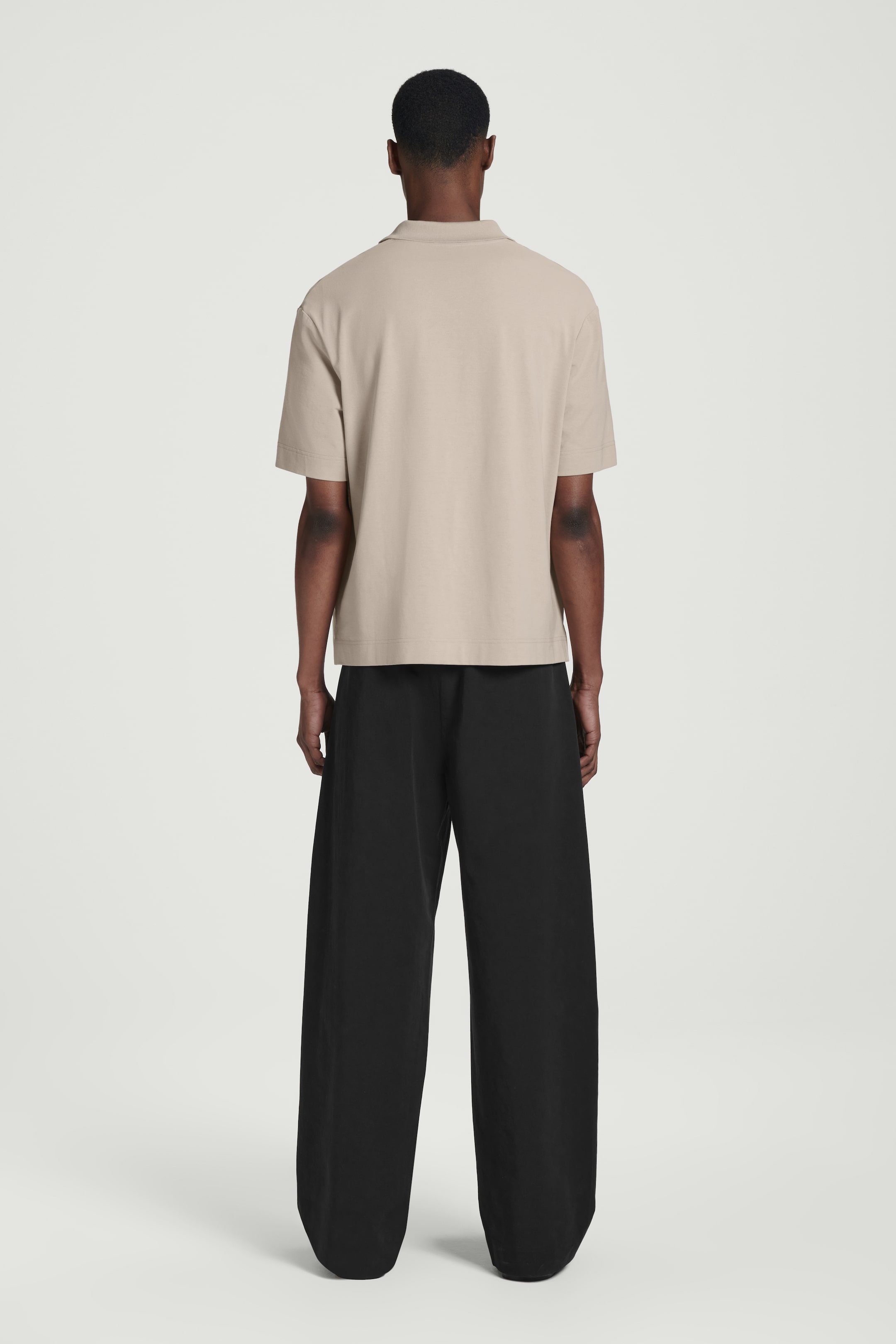 Größeres Bild anzeigen: POLOSHIRT AUS LEINEN MIT KONTRASTEINSATZ - BRAUN - Men | H&M AT 3