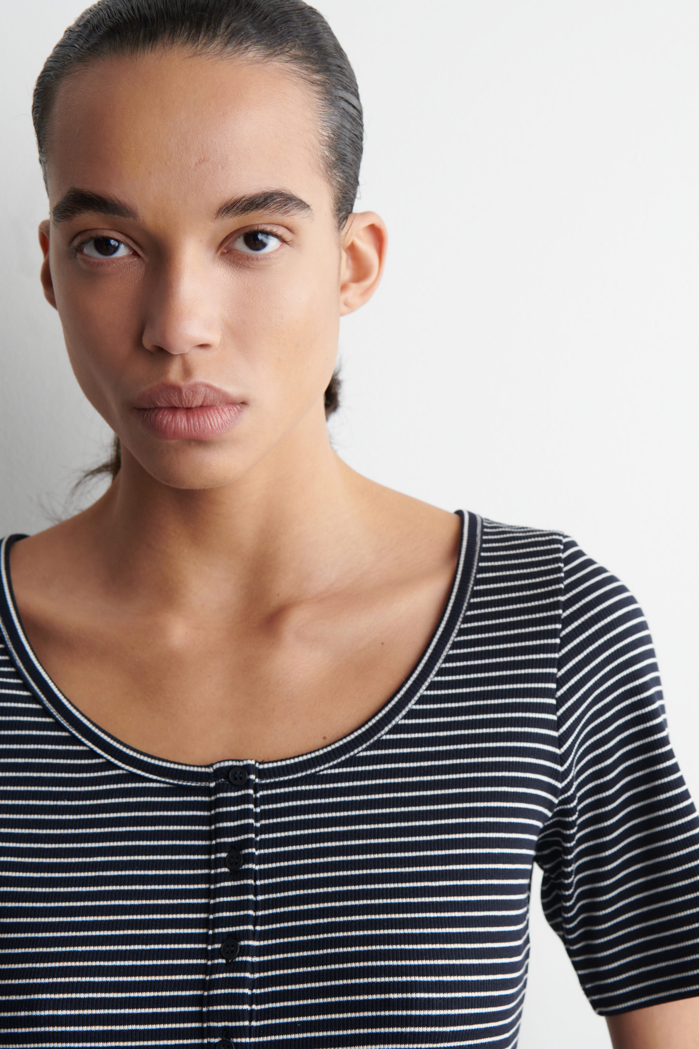 RIBBED HENLEY T-SHIRT - NAVY / STRIPED | COS