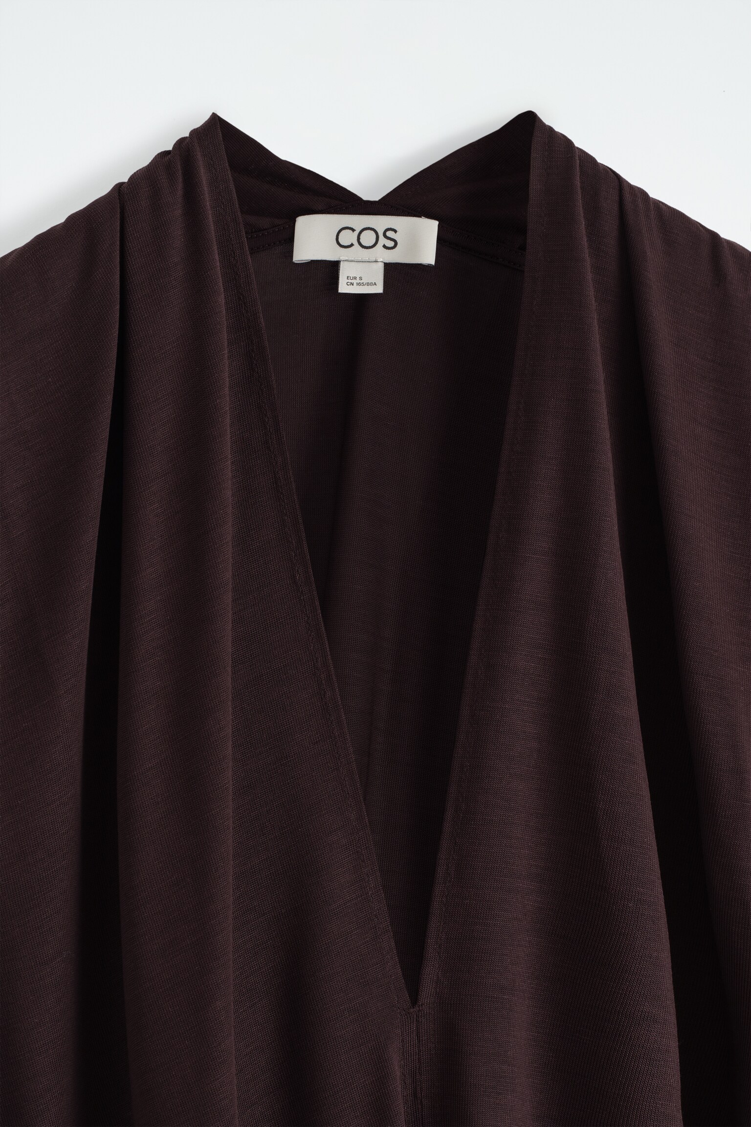 VESTIDO LARGO DRAPEADO CON CUELLO DE PICO - MARRÓN OSCURO - 3