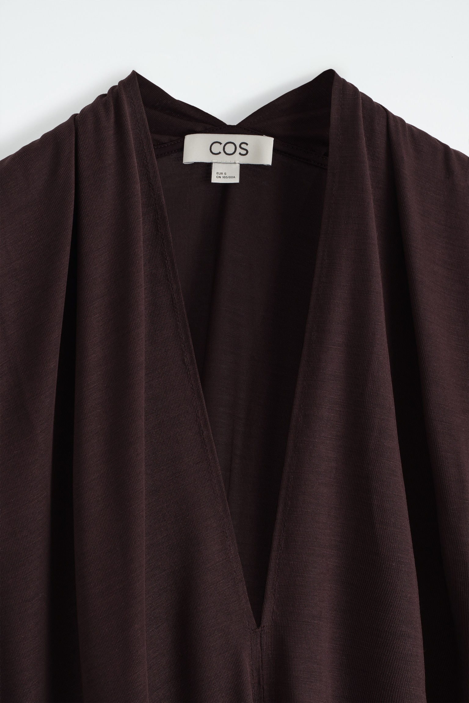 VESTIDO LARGO DRAPEADO CON CUELLO DE PICO - MARRÓN OSCURO - 5