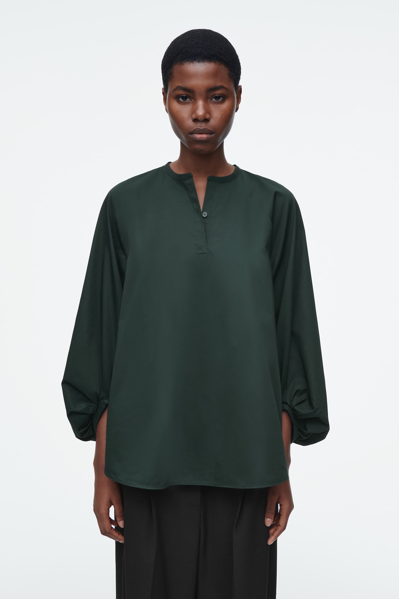 BLUSA CON MANGAS ABULLONADAS - VERDE OSCURO/BLANCO