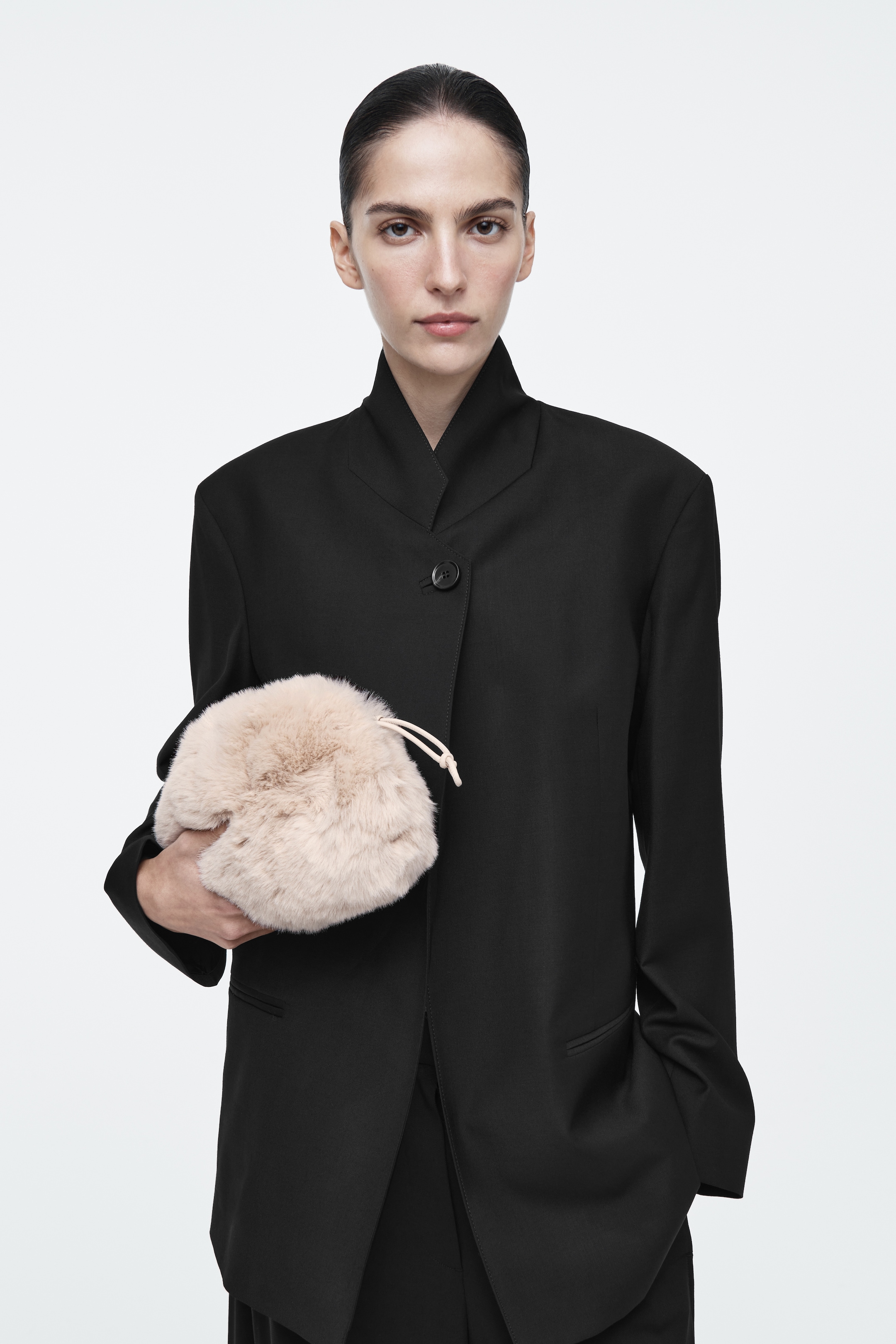 Grösseres Bild ansehen: KLEINE CAVATELLI CLUTCH – FAUX FUR - CREMEWEISS - DAMEN | H&M CH 1