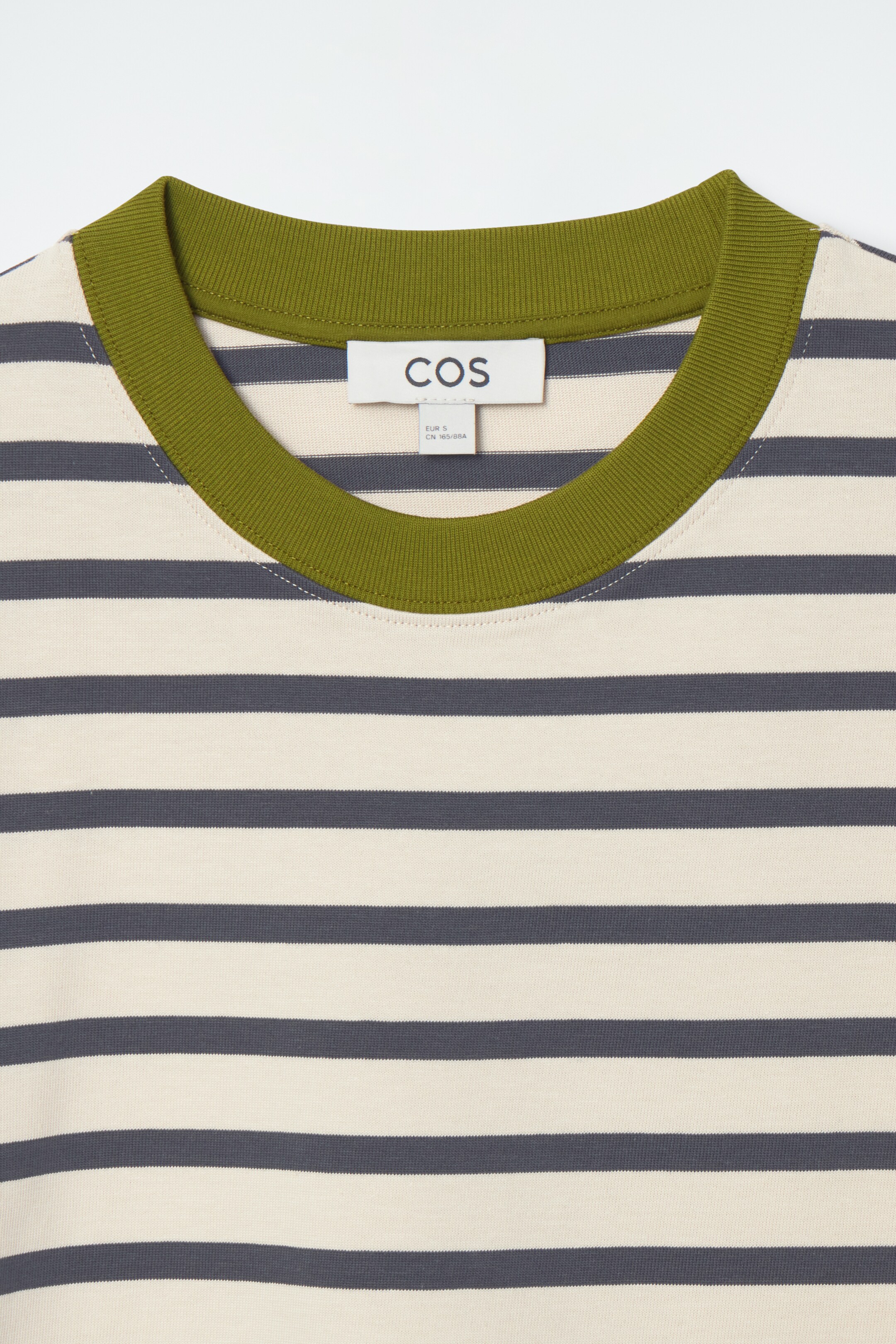 Grotere afbeelding bekijken: SCHONE SNIJ REGULIER LANGEMOUWEN T-SHIRT - BEIGE / STRIPED - DAMES | H&M BE 2