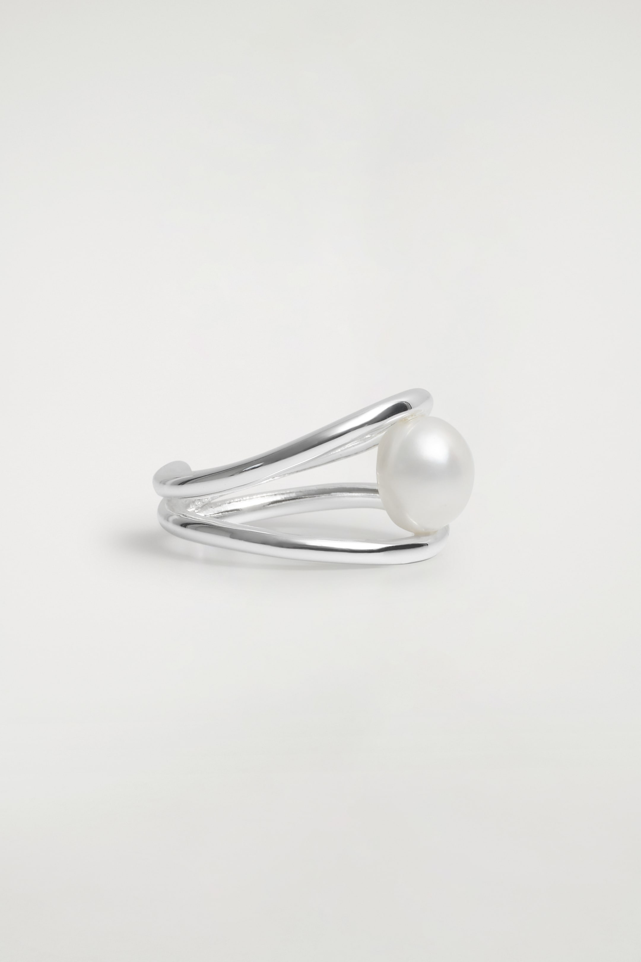 Visa större bild: RING MED SVÄVANDE PÄRLA - SILVER - DAM | H&M SE 3