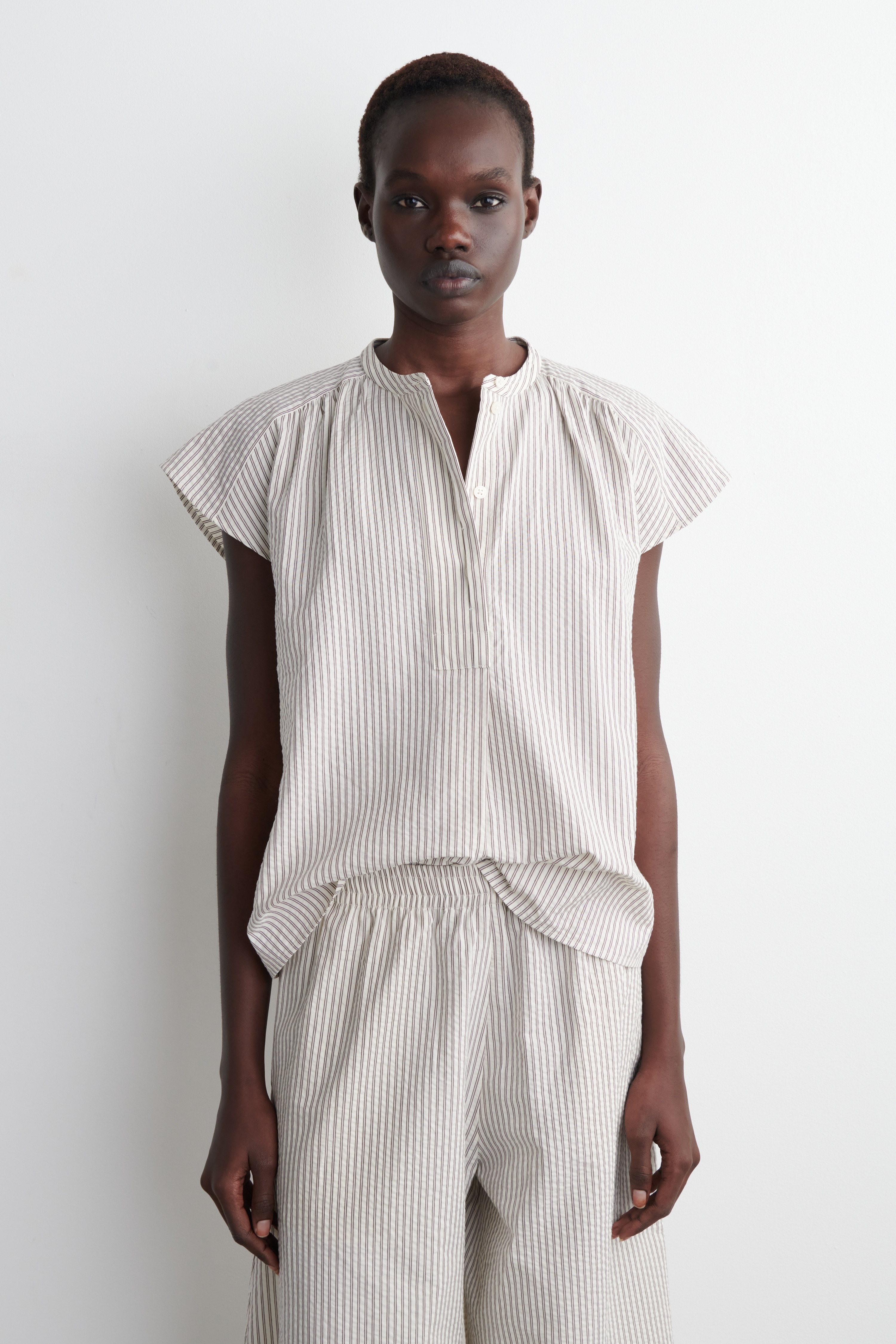 PRÚŽKOVANÁ BLÚZKA S ROZŠÍRENÝMI RUKÁVMI ZO SEERSUCKERU - BIELA / PRUHOVANÁ