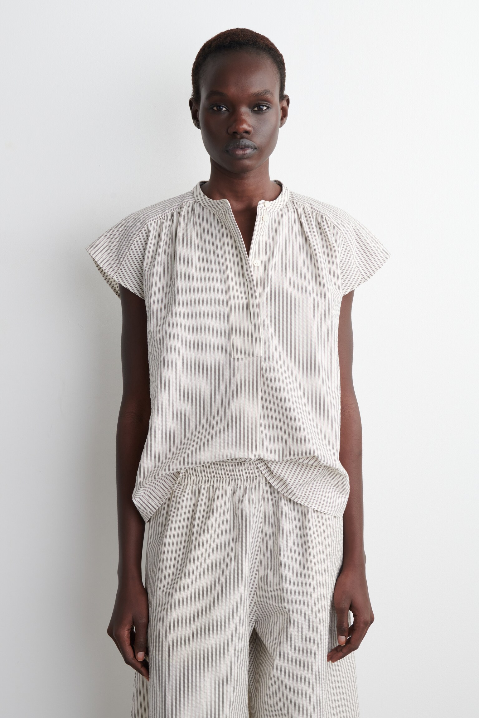 BLUSA A RIGHE IN SEERSUCKER CON MANICHE SVASATE - BIANCO / RIGHE