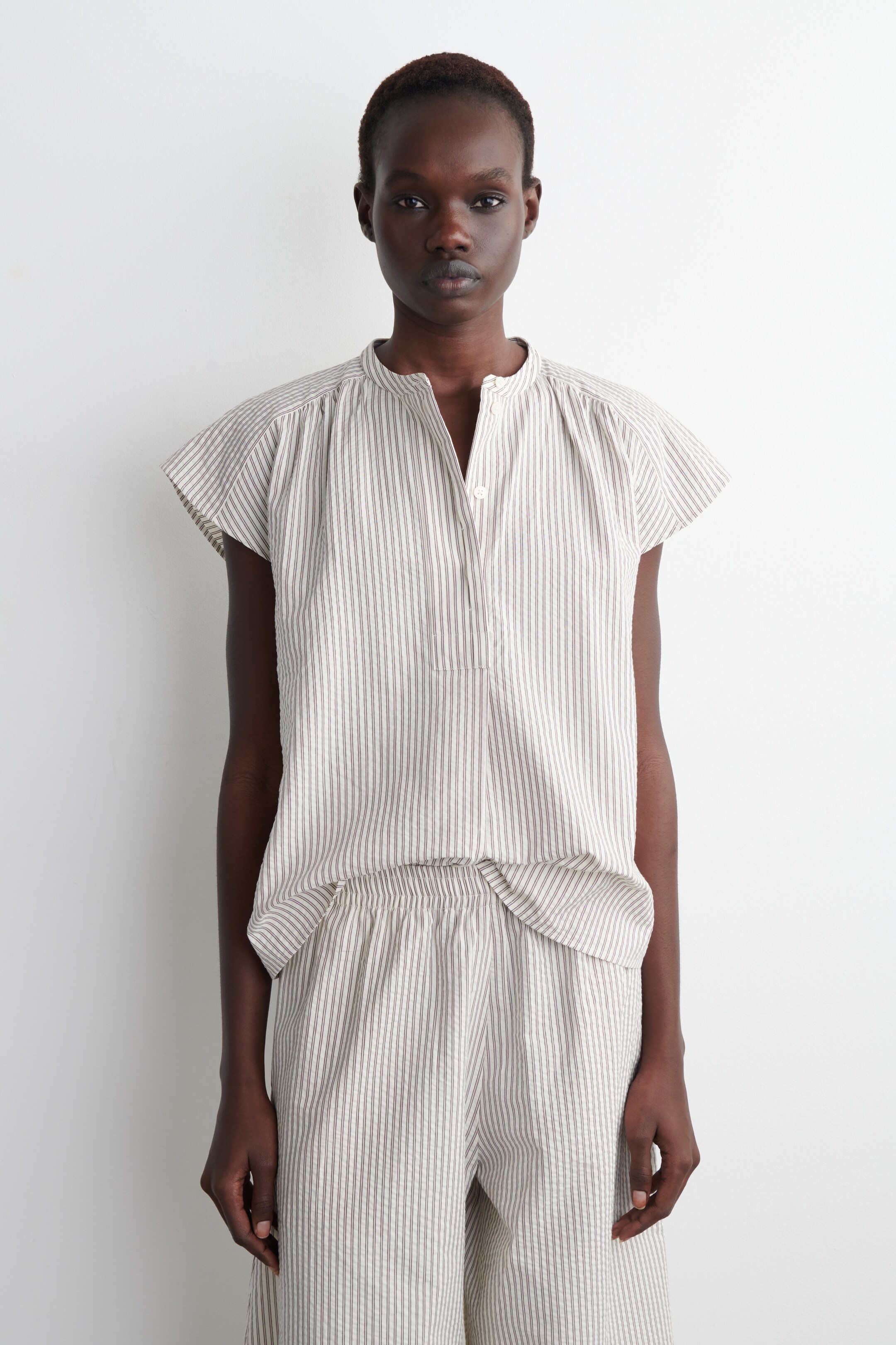Agrandir l'image: BLOUSE À MANCHES ÉVASÉES EN CRÊPE RAYÉ - BLANC / RAYURES - FEMME | H&M BE 1