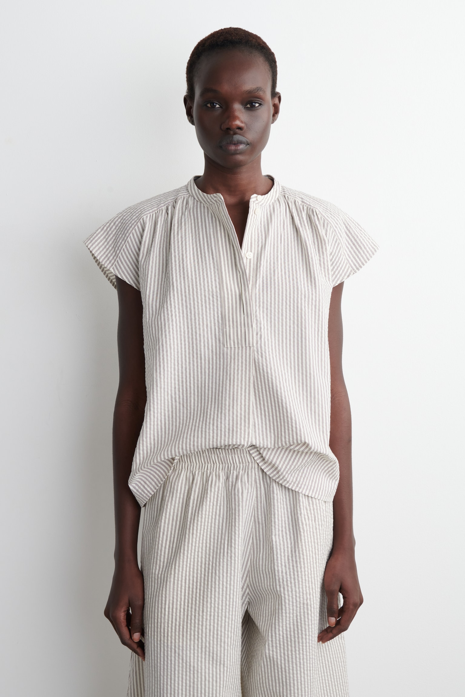 STRIPED SEERSUCKER FLARED-SLEEVE BLOUSE - WHITE / STRIPED