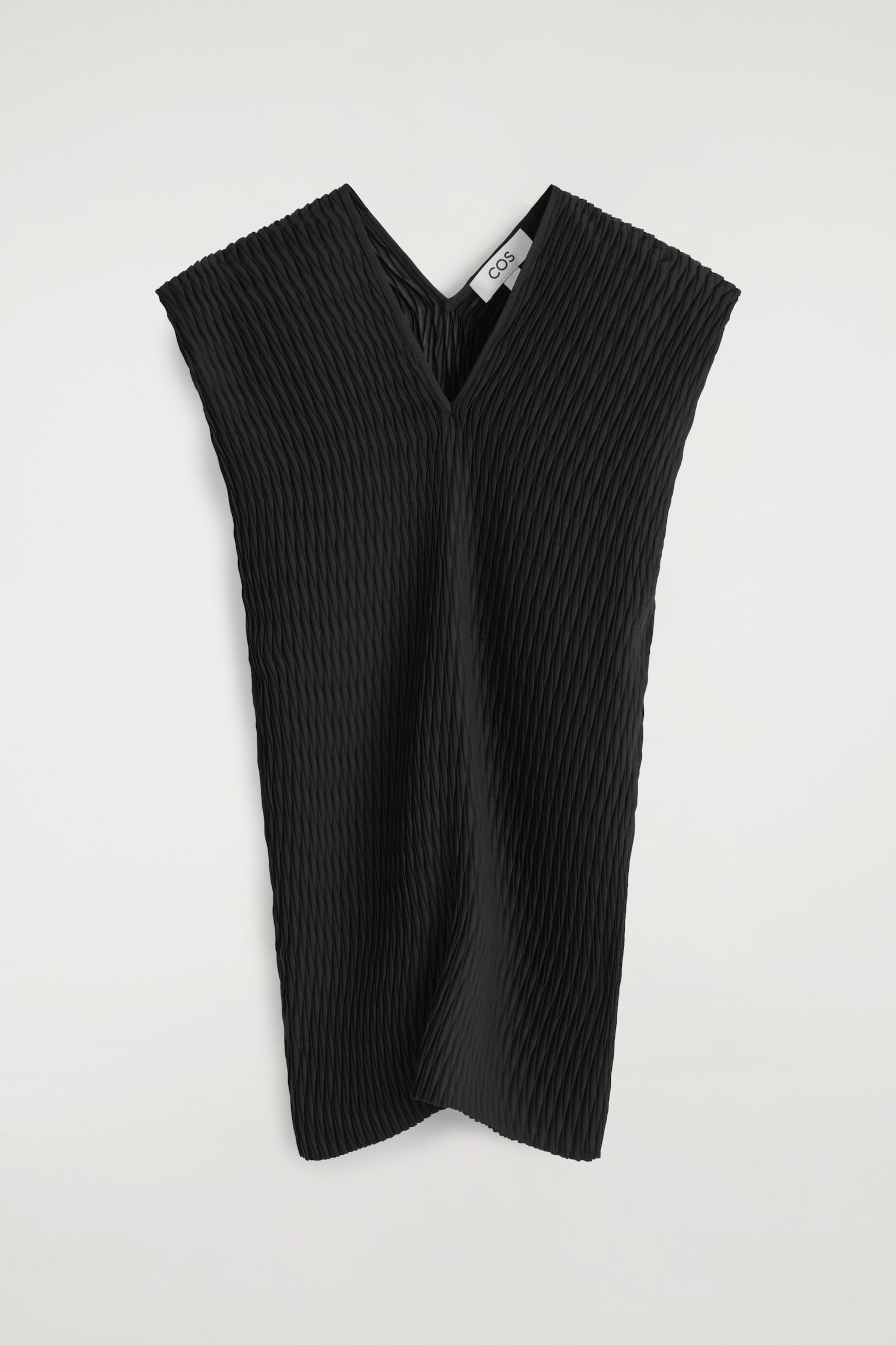 TOP PLISADO CON CUELLO DE PICO - NEGRO - 2