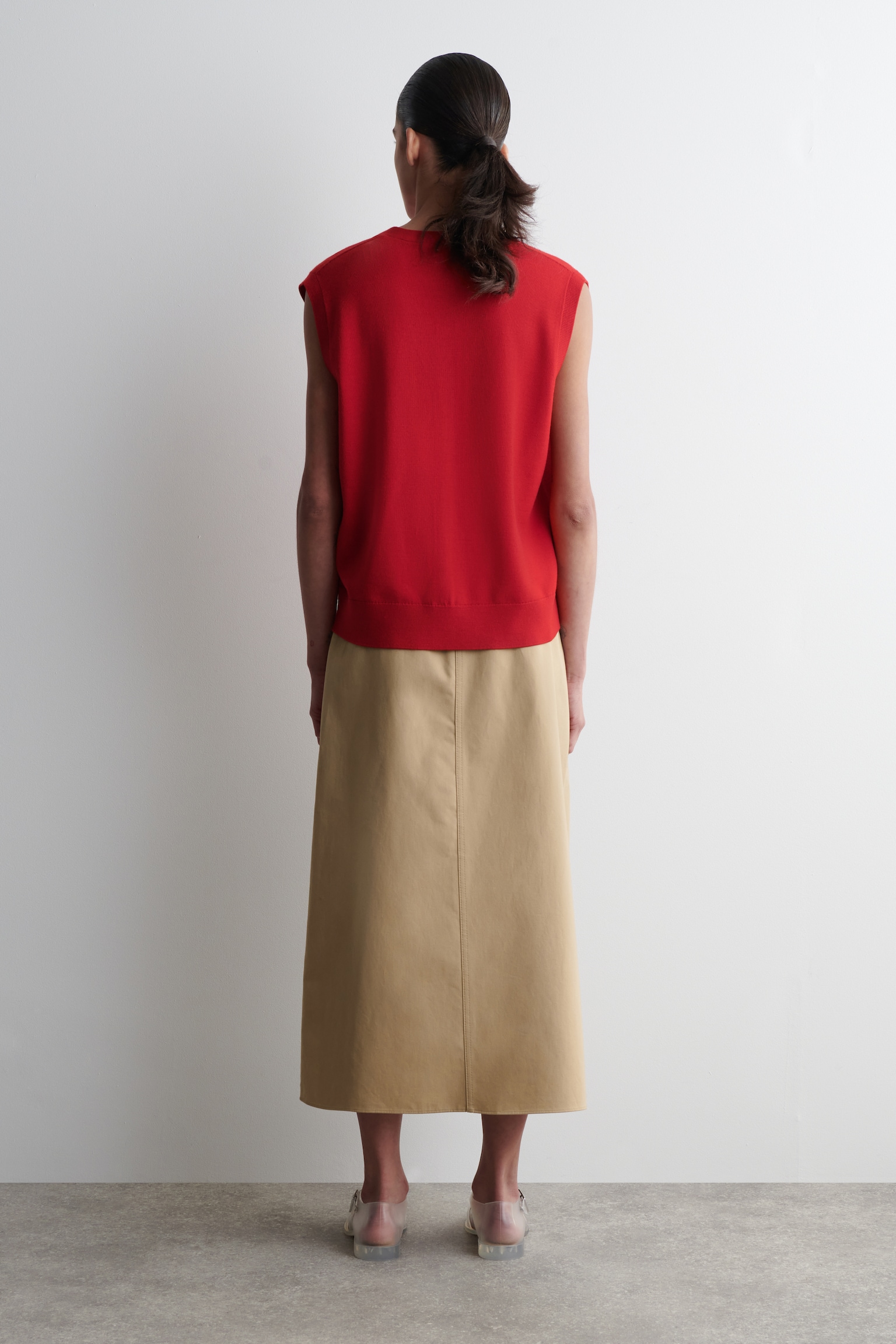 CHALECO DE LANA MERINO CUELLO DE PICO - ROJO/MARRÓN - 4