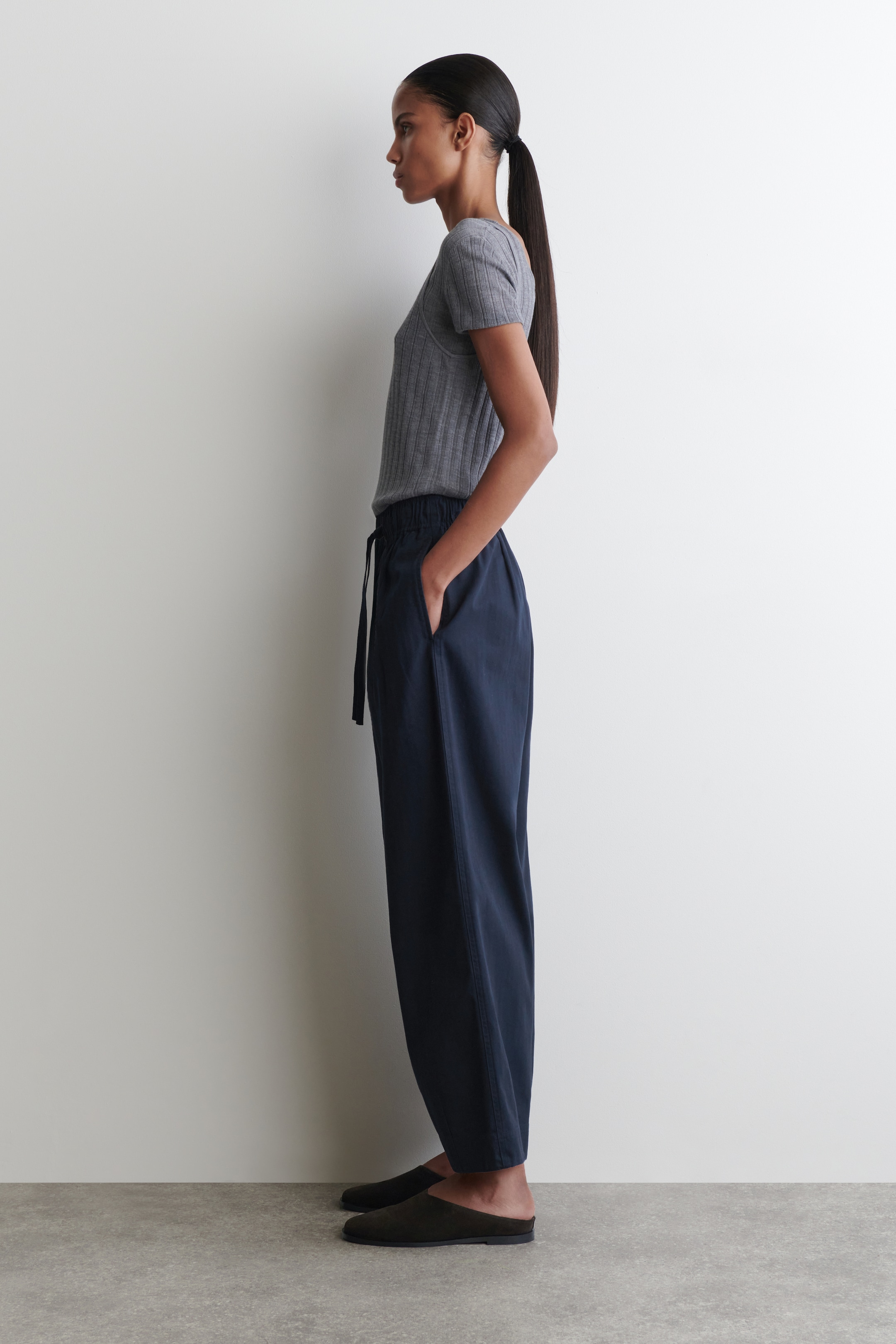 Agrandir l'image: PANTALON FUSEAU À TAILLE ÉLASTIQUÉE EN COTON - BLEU MARINE - FEMME | H&M CH 3