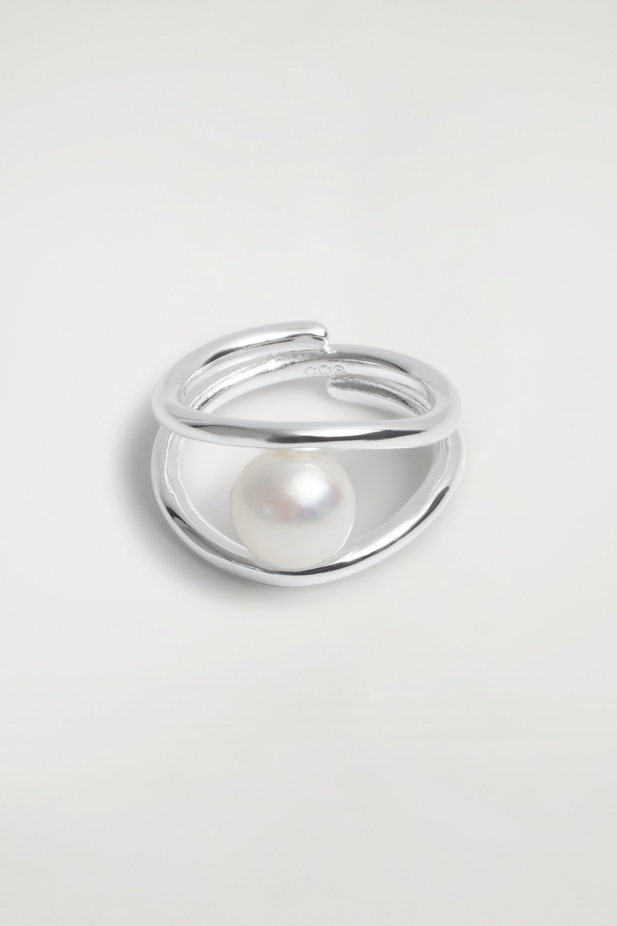 Visa större bild: RING MED SVÄVANDE PÄRLA - SILVER - DAM | H&M SE 2