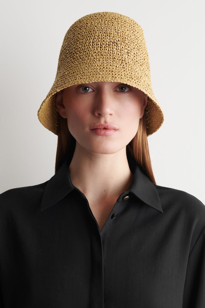 SCULPTED STRAW BUCKET HAT — BEIGE
