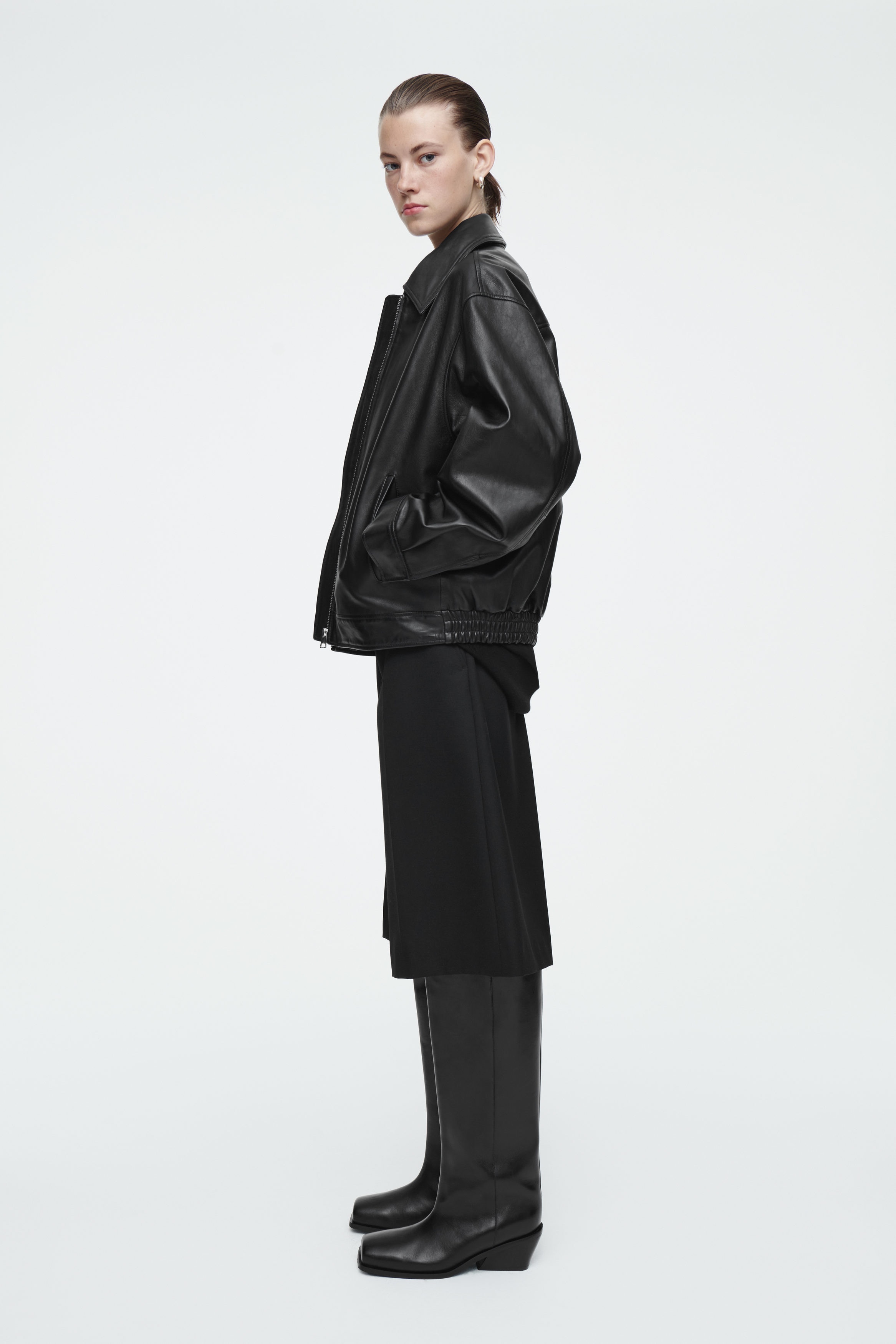 [NACHE] SQUARE TOE BOOTS /追跡付 SQUARE-TOE LEATHER KNEE-HIGH BOOTS - BLACK | COS