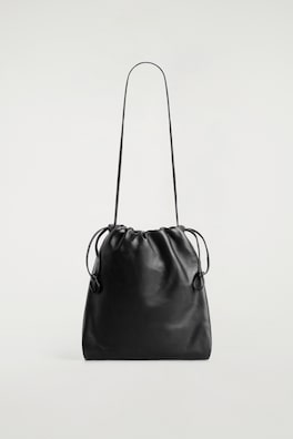 CROSSBODY-VÄSKA MED DRAGSKO I LÄDER