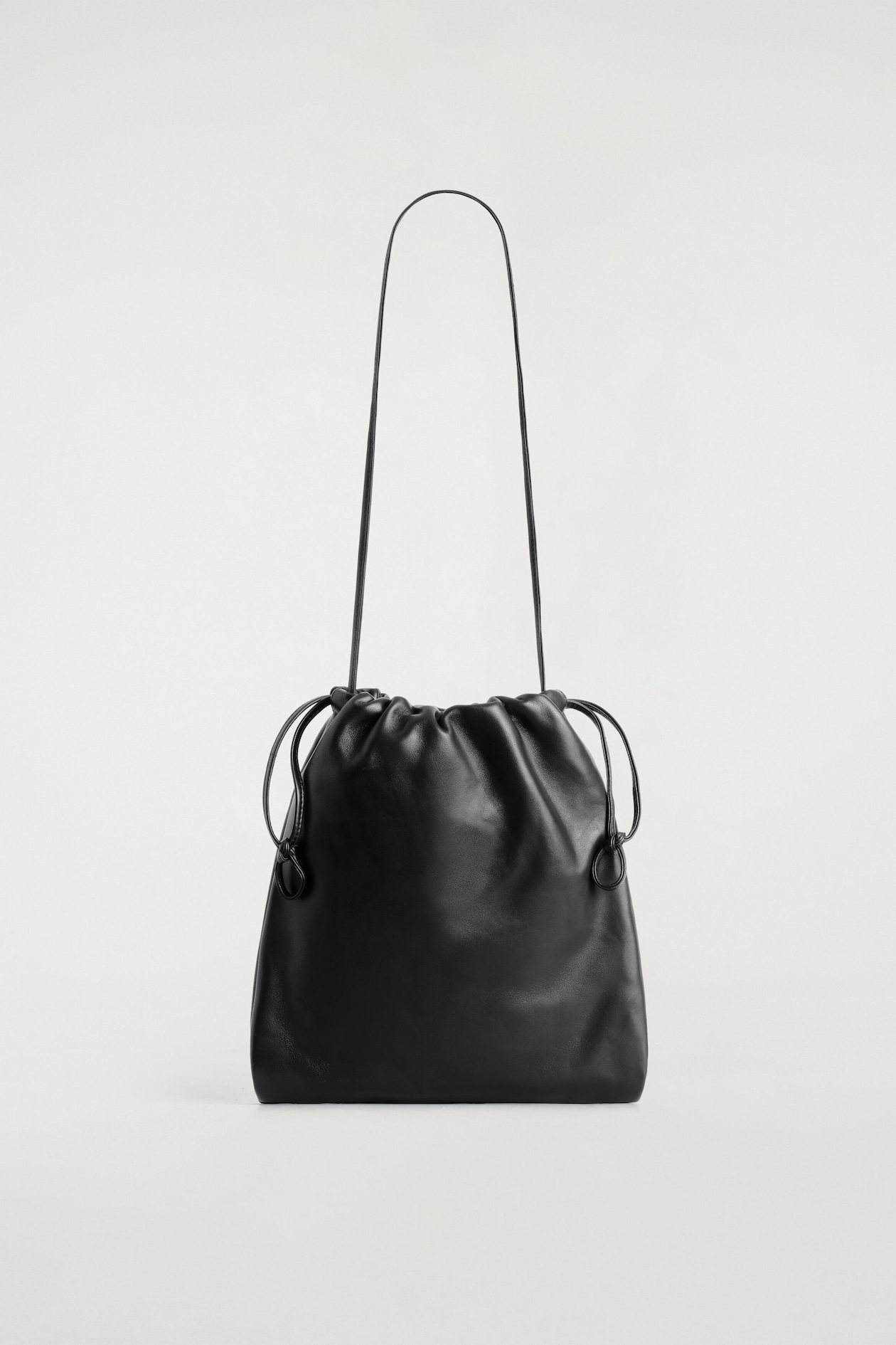 DRAWSTRING CROSSBODY BAG - LEATHER — BLACK