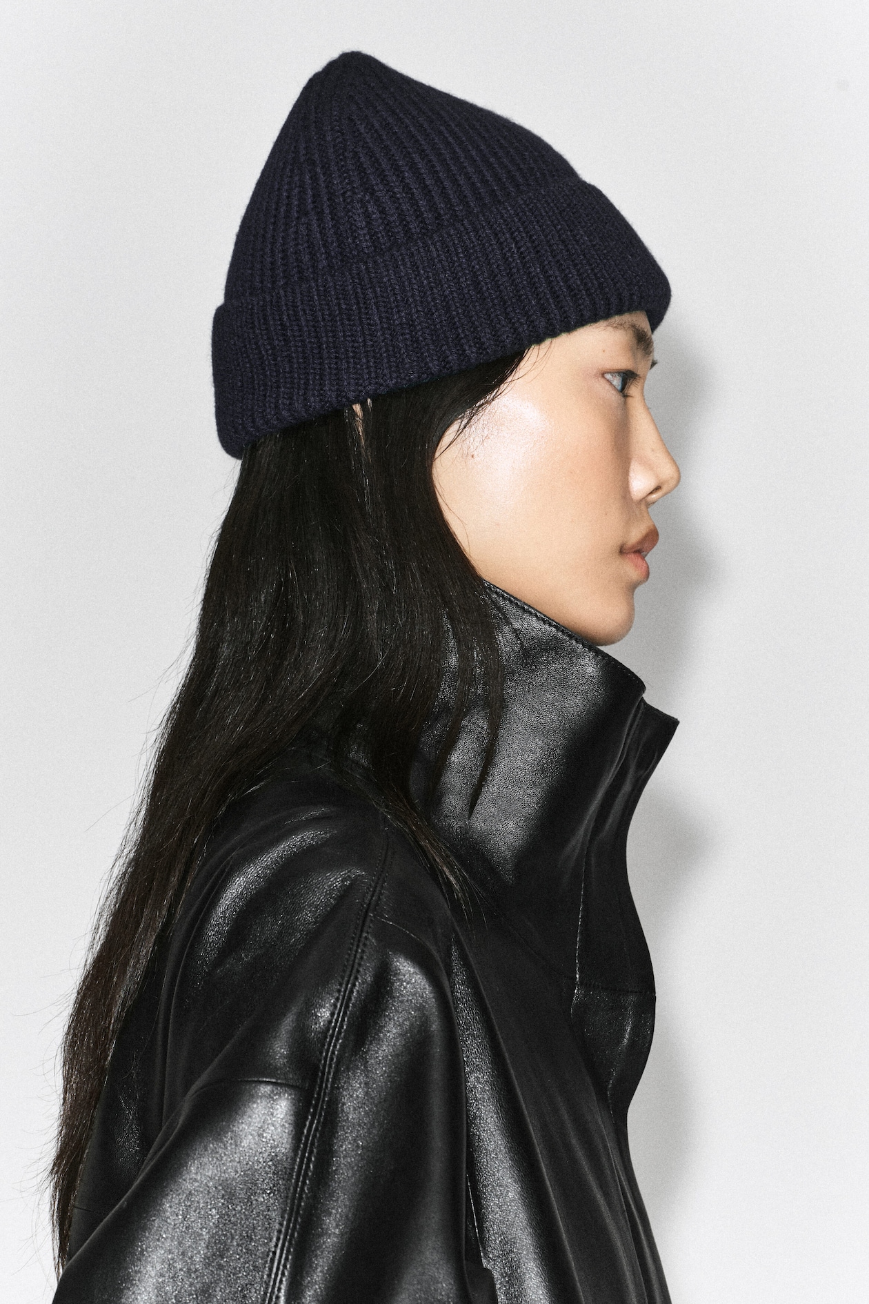 CHUNKY RIBBED WOOL BEANIE — NAVY