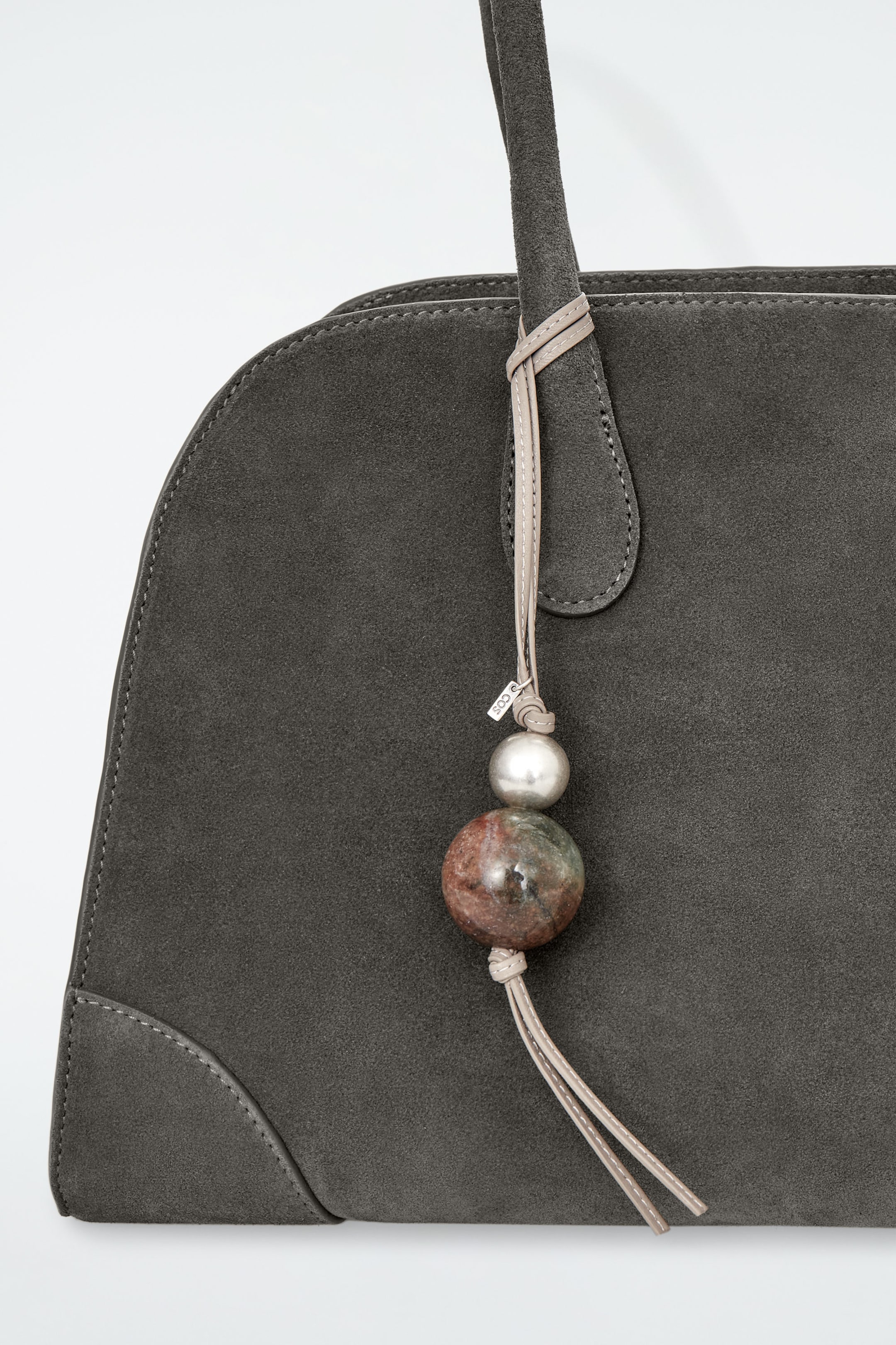 TASCHENANHÄNGER AUS LEDER MIT PERLEN