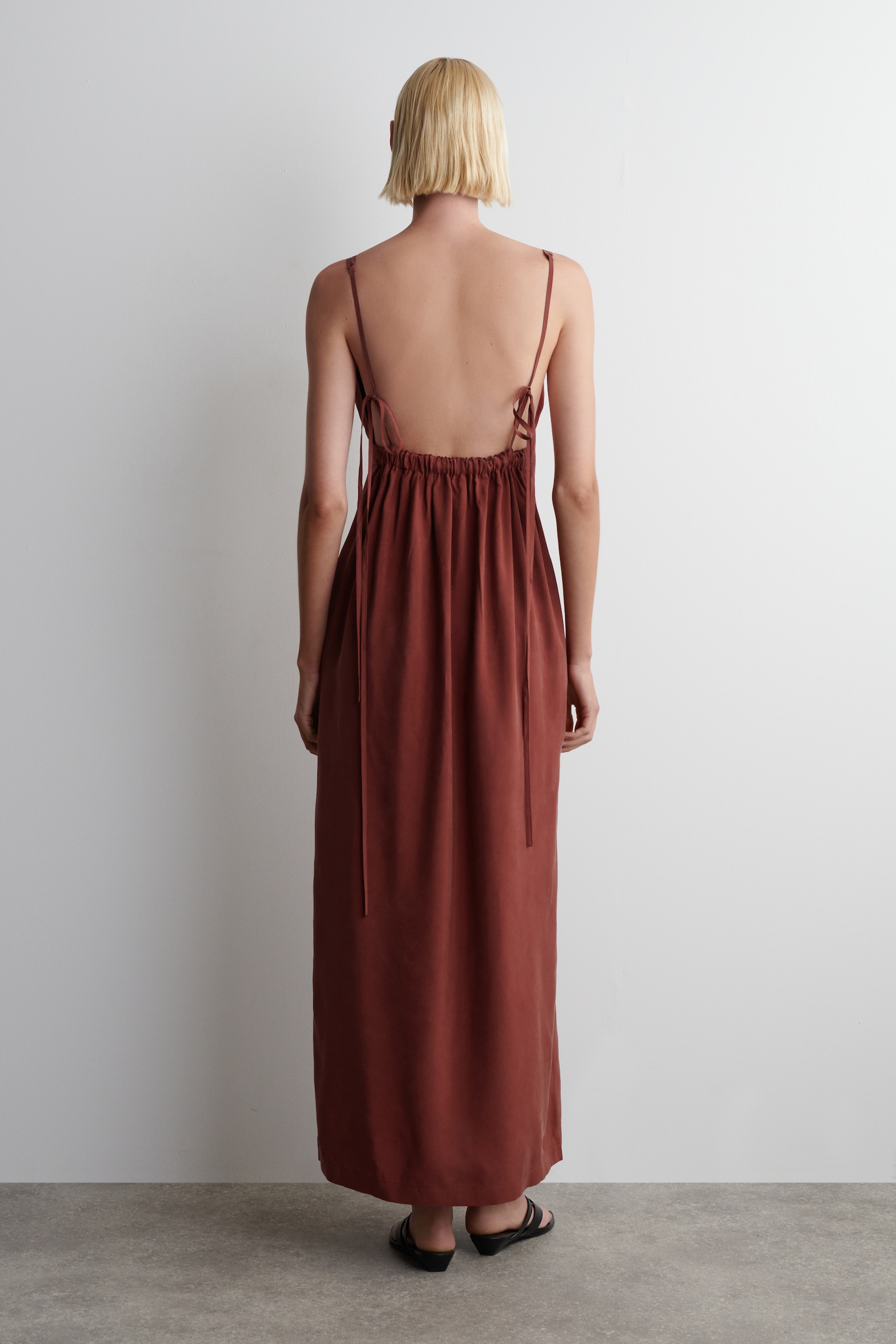 ROBE LONGUE FRONCÉE COL EN V - ROUGE PROFOND/NOIR DÉLAVÉ - 3