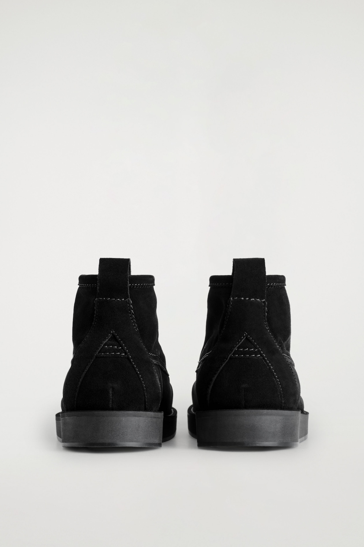 SUEDE DESERT BOOTS — BLACK