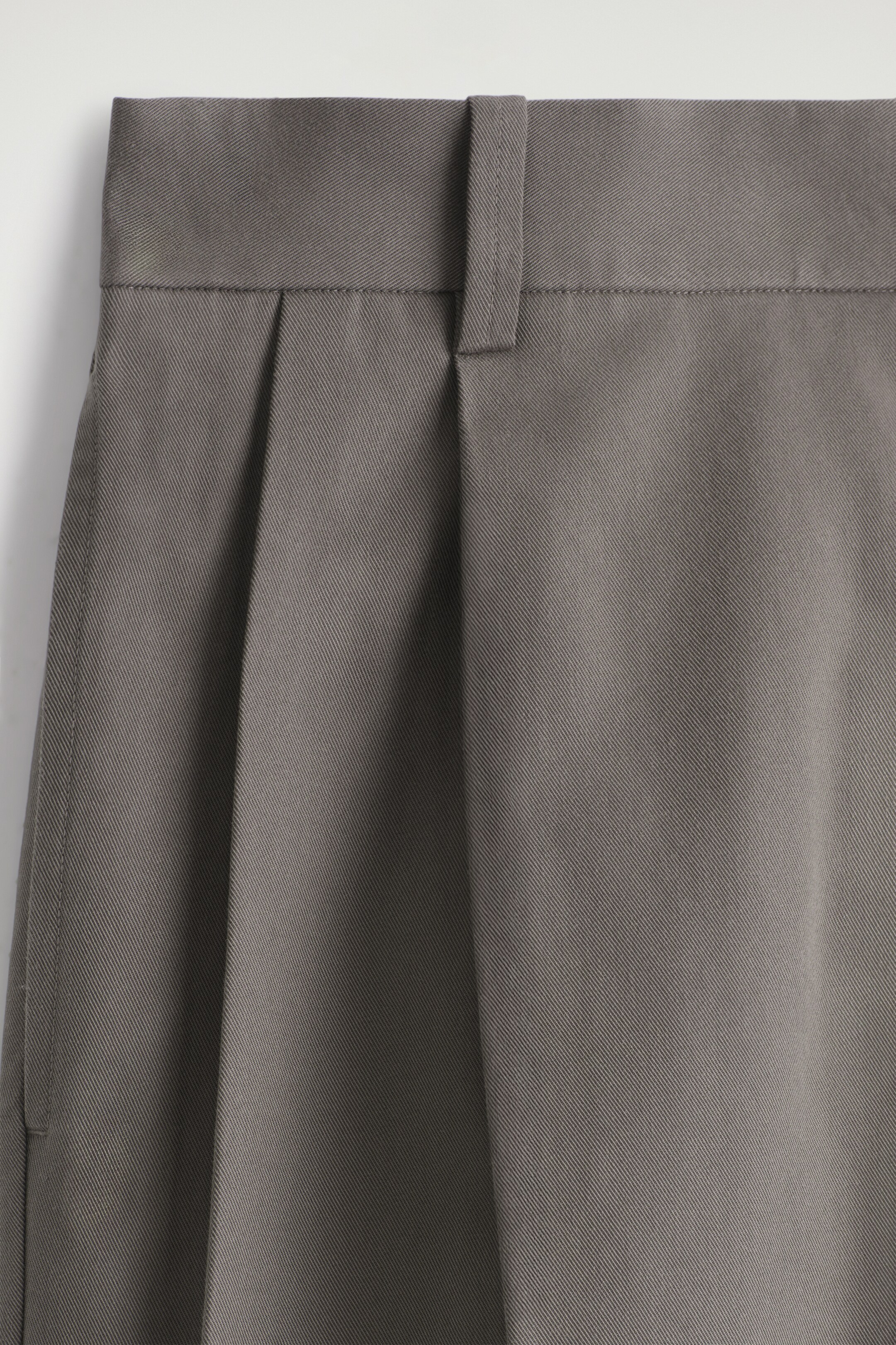 Agrandir l'image: PANTALON À PLIS DROIT EN SERGÉ DE COTON - TAUPE FONCÉ - HOMME | H&M CH 8