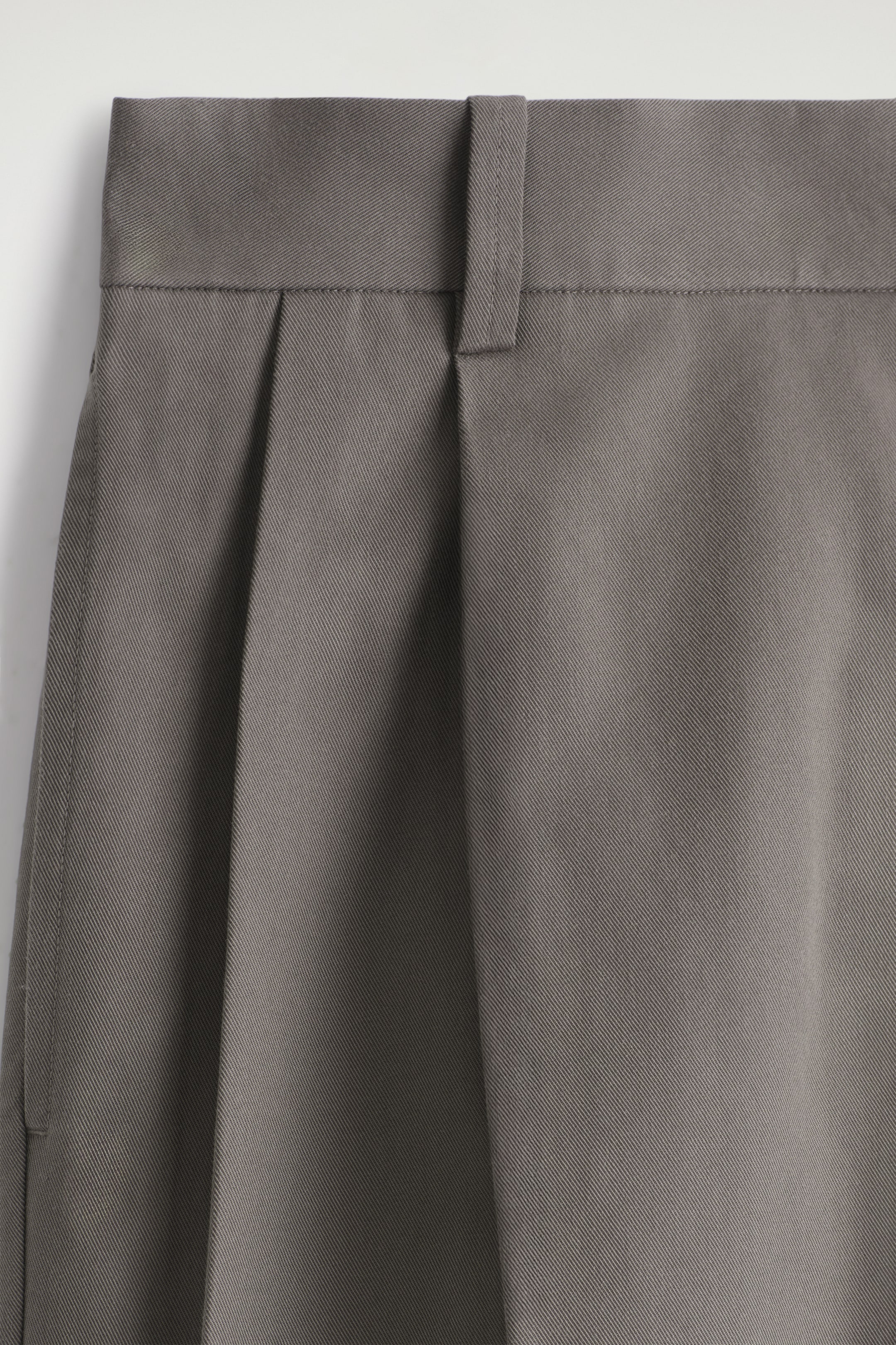 Grösseres Bild ansehen: HOSE AUS BAUMWOLL-TWILL MIT GERADEM BEIN - MAULWURFSBRAUN - HERREN | H&M CH 8