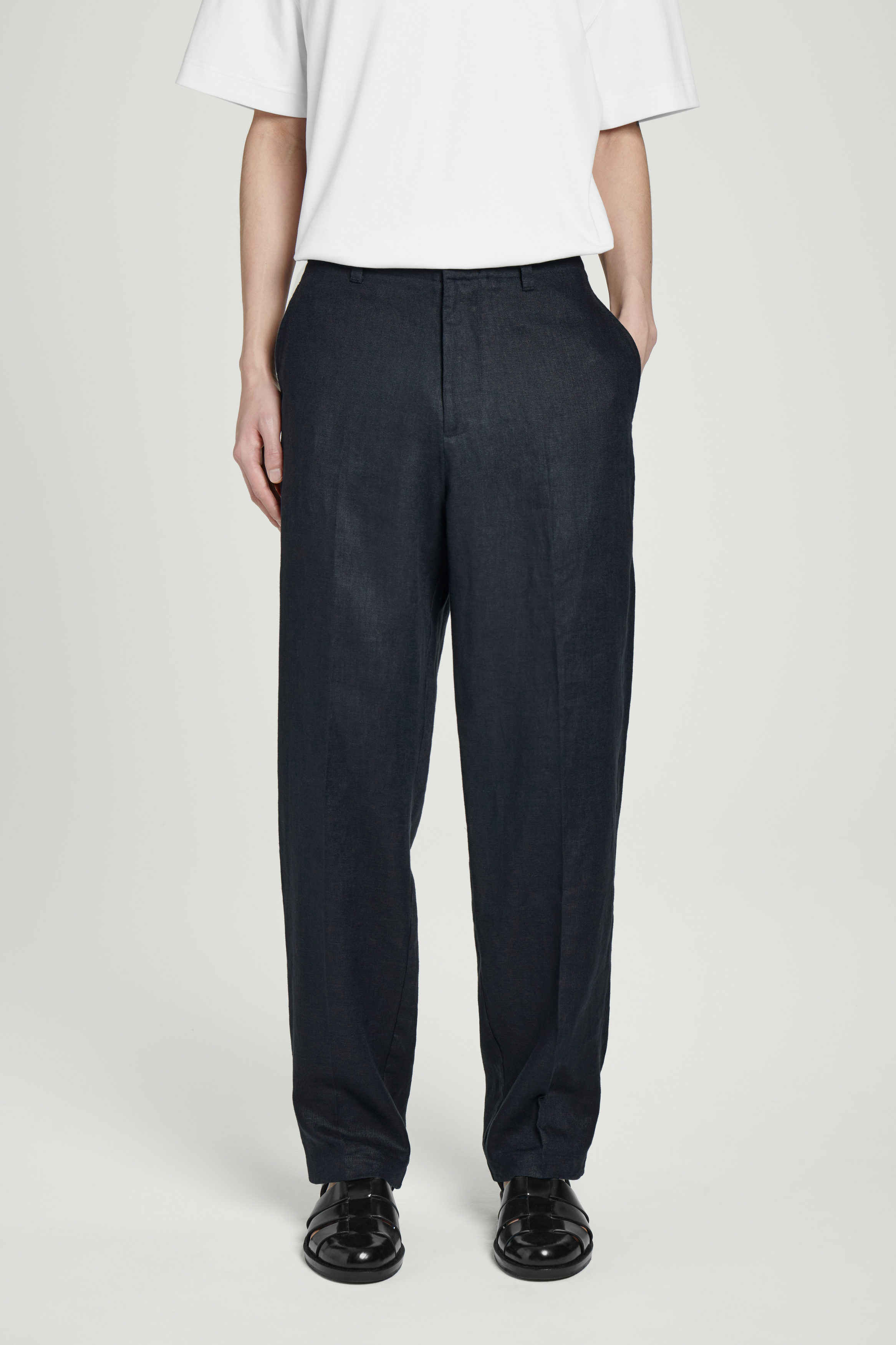 COS  LINEN TROUSERS リネンパンツ RELAXED LINEN TAPERED PANTS - NAVY | COS