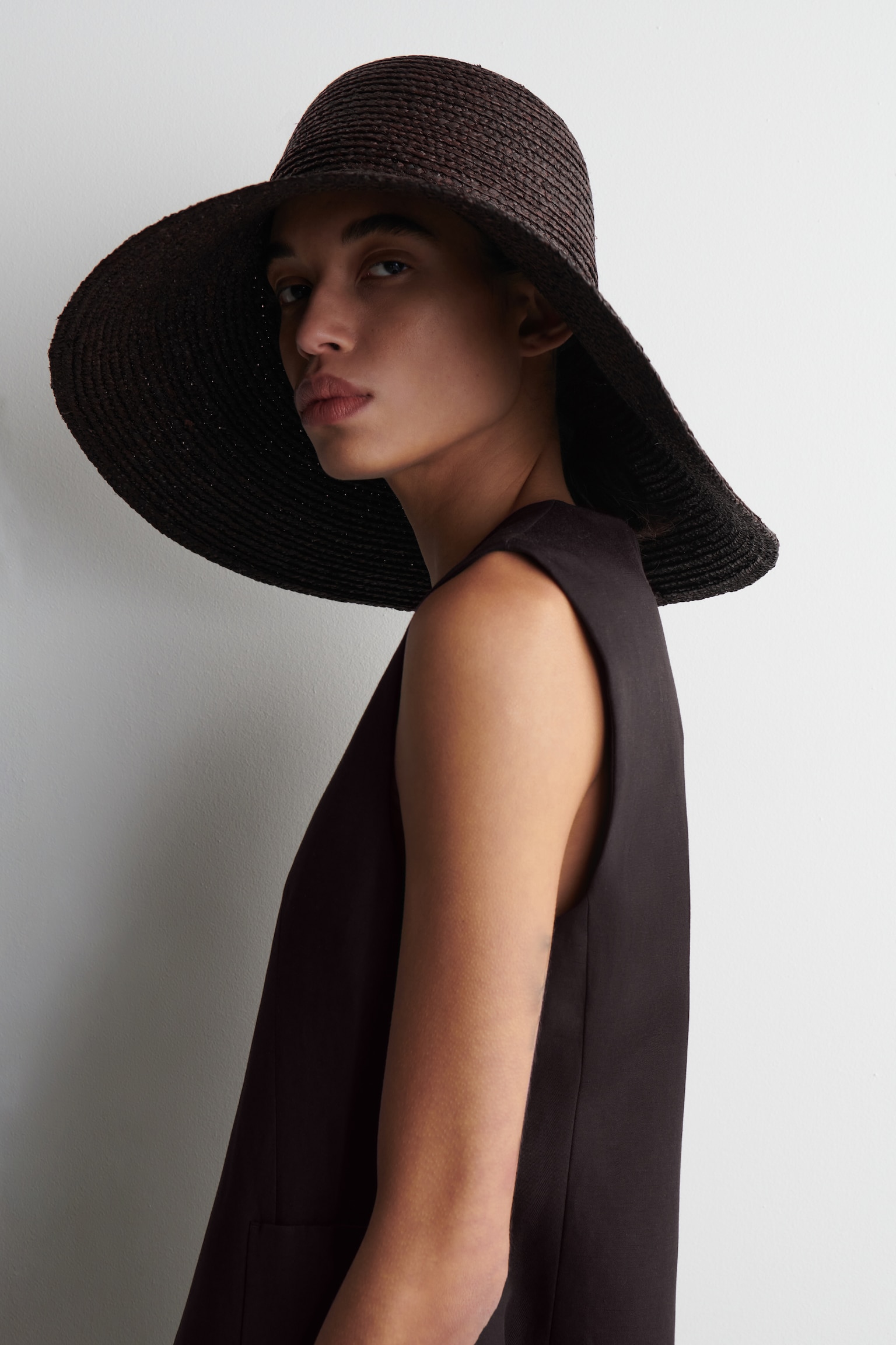 WIDE-BRIM STRAW HAT - DARK BROWN