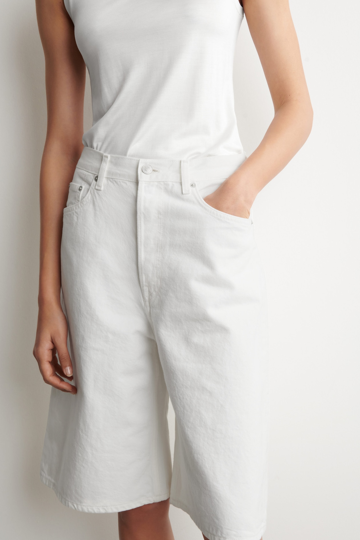 KNEE-LENGTH DENIM SHORTS — WHITE