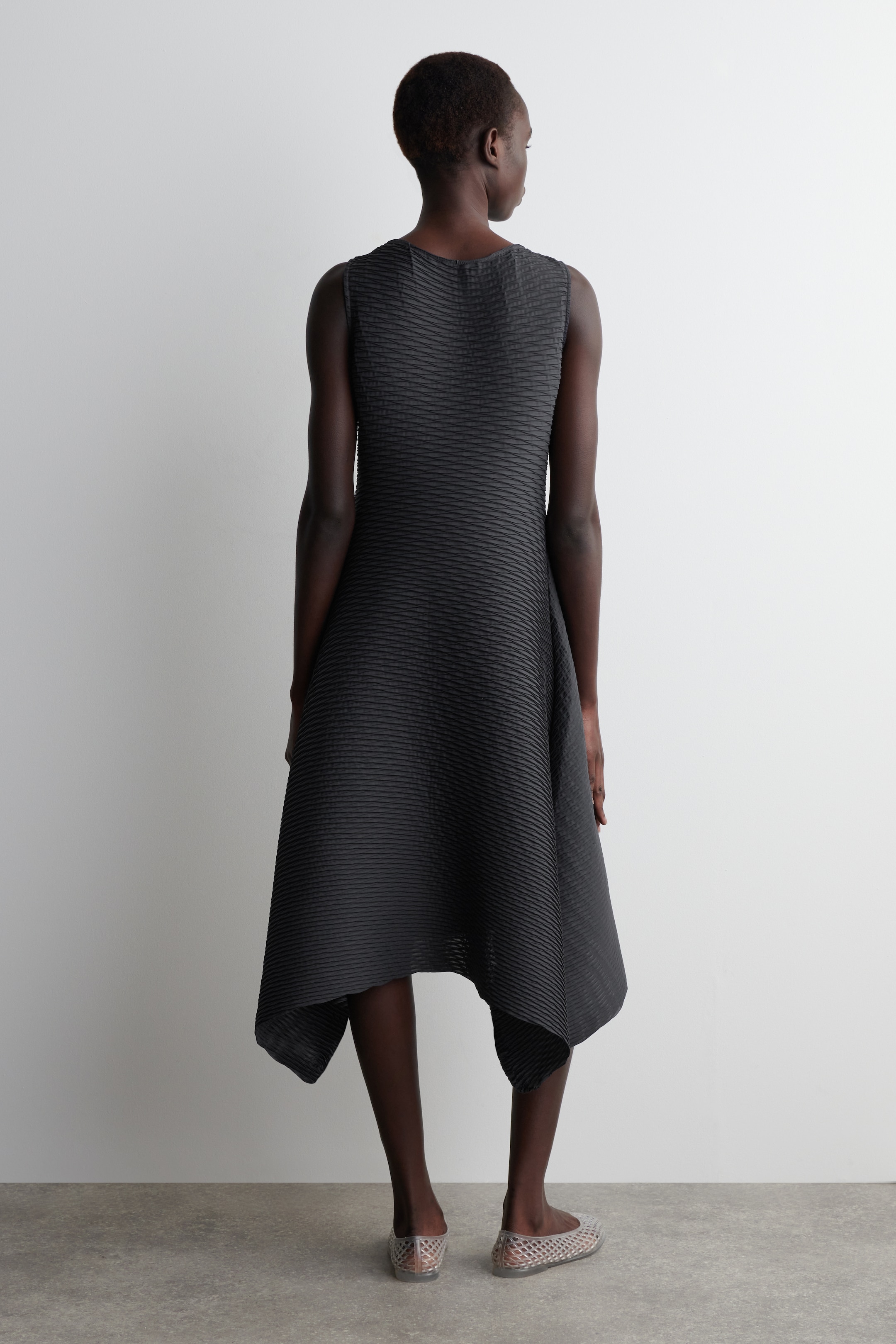 View larger image: VOLUMINOUS PLEATED MIDI DRESS - ANTHRACITE - Ladies | H&M GB 4