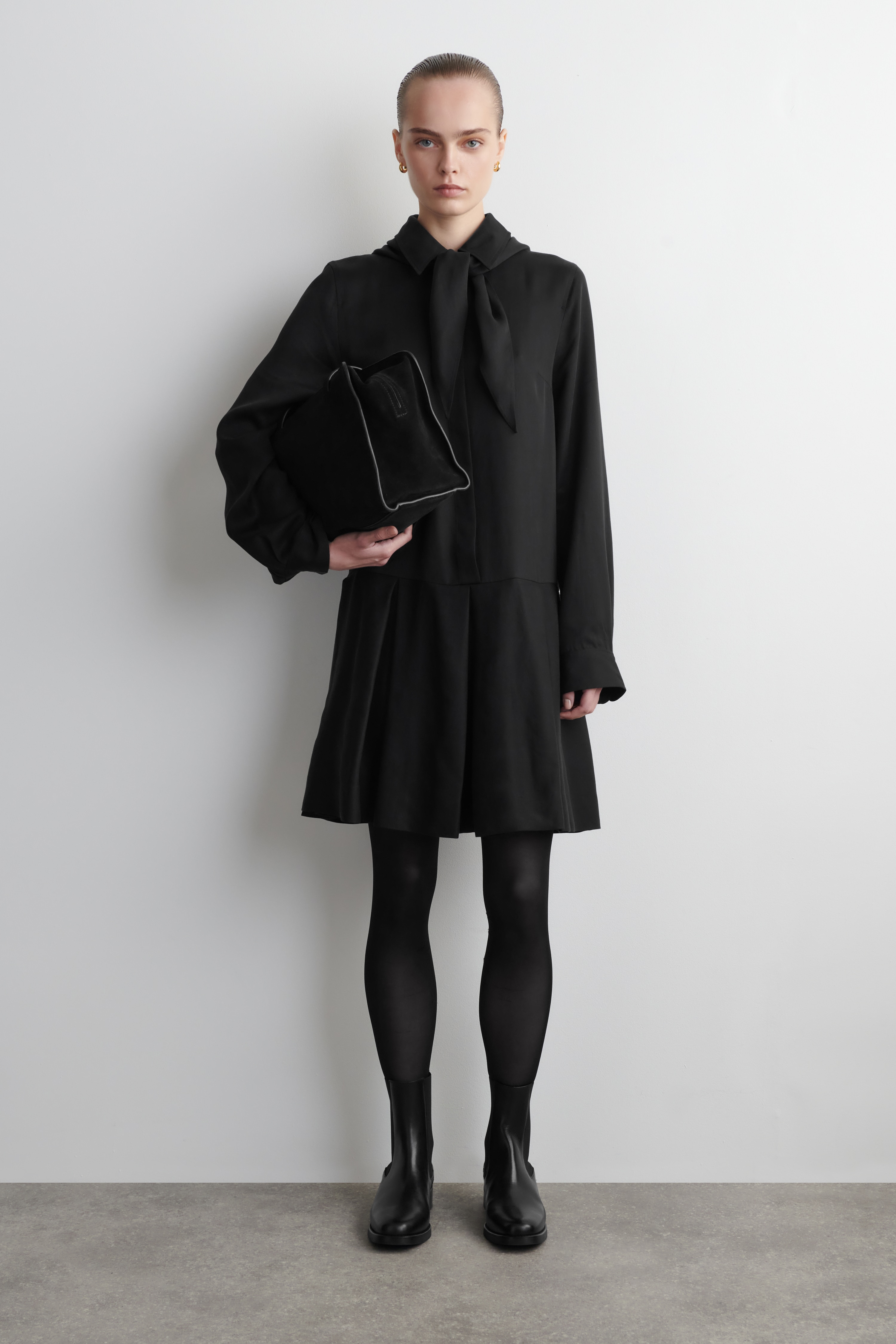 SCARF-DETAIL DROPPED-WAIST MINI DRESS - BLACK/HNĚDÁ