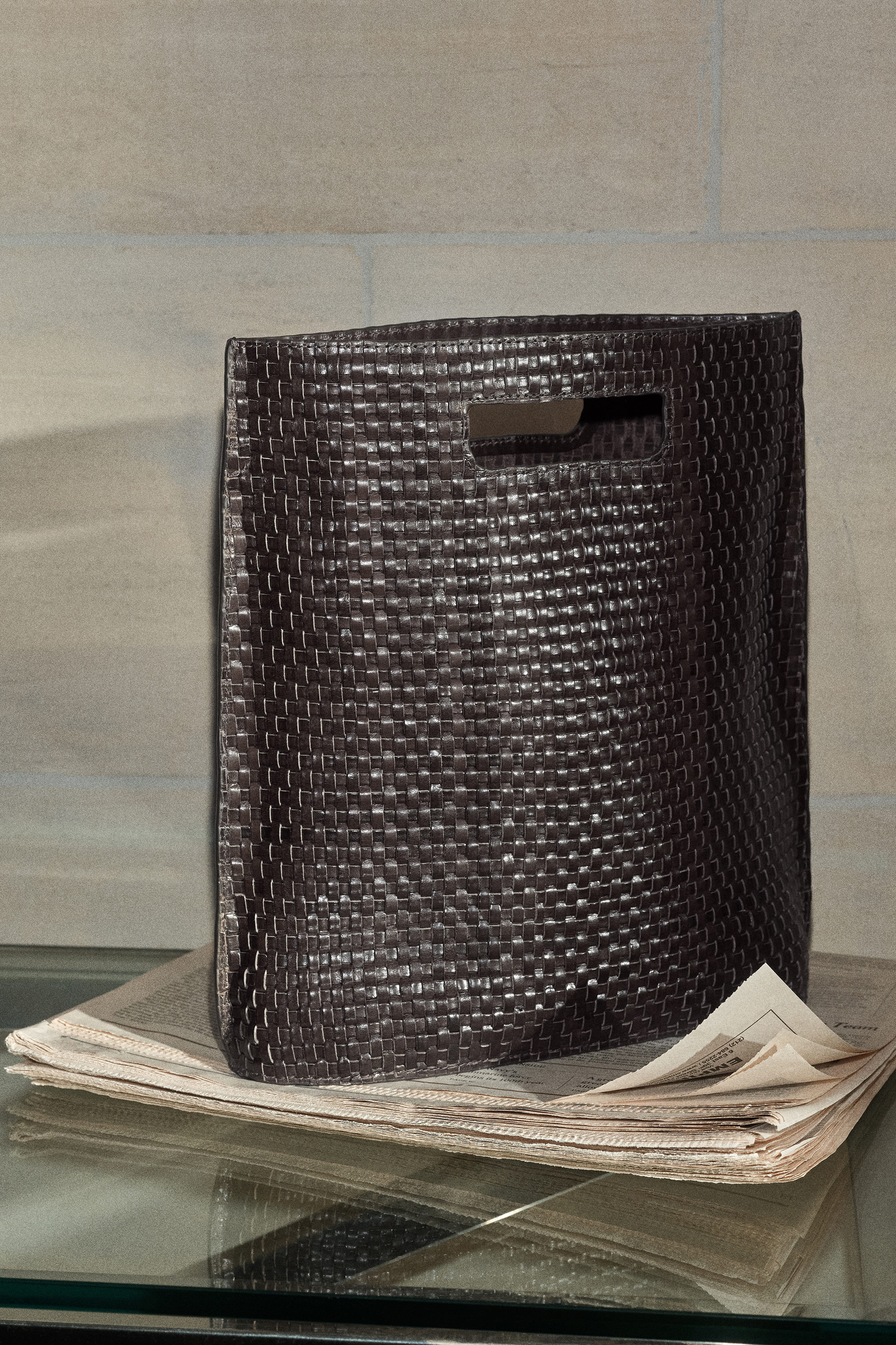 【COS】FOLIO HAND-WOVEN BAG - LEATHER レザーバッグ FOLIO HAND-WOVEN BAG - LEATHER - DARK BROWN | COS