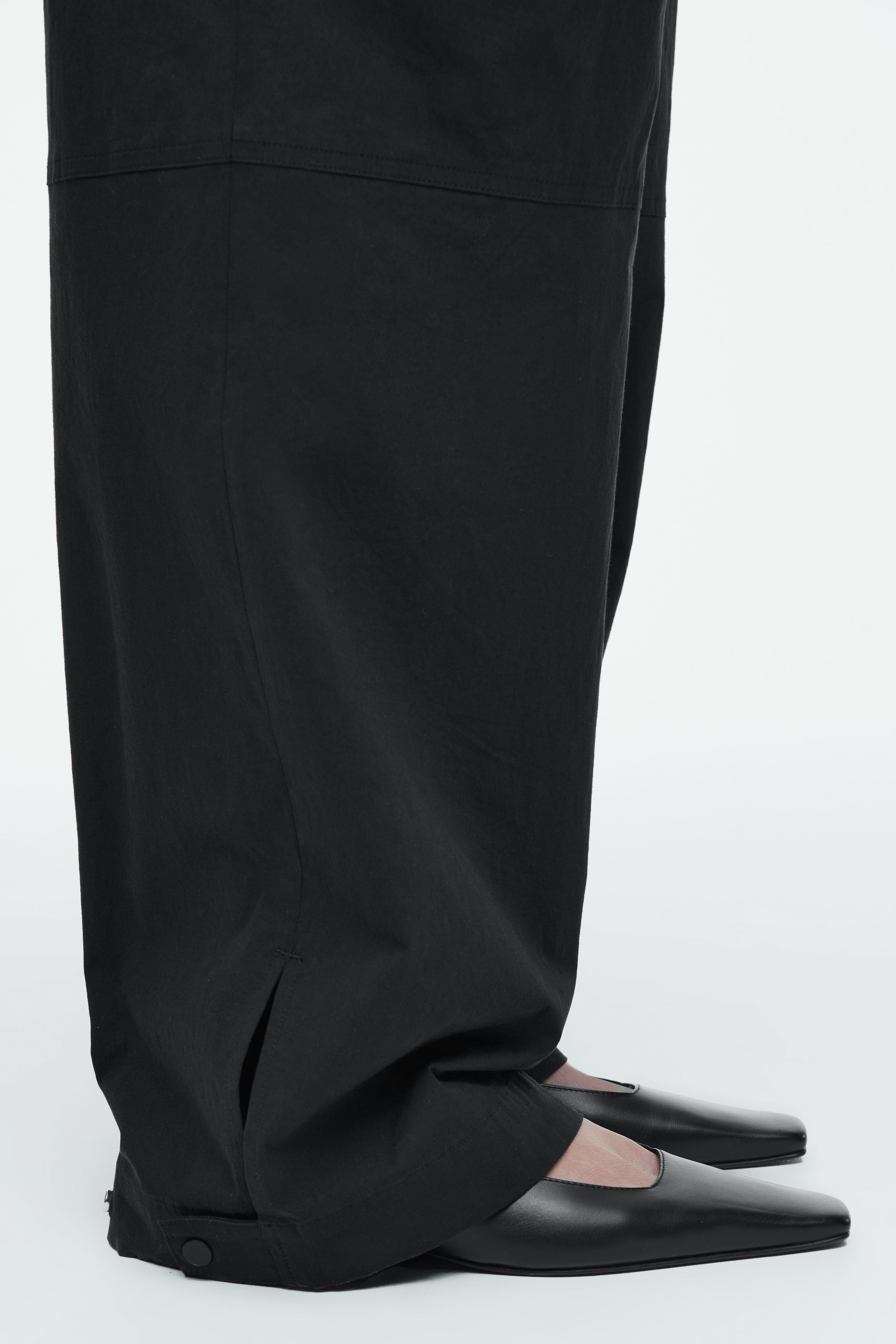 UTILITY BARREL-LEG CARGO PANTS - BLACK | COS US